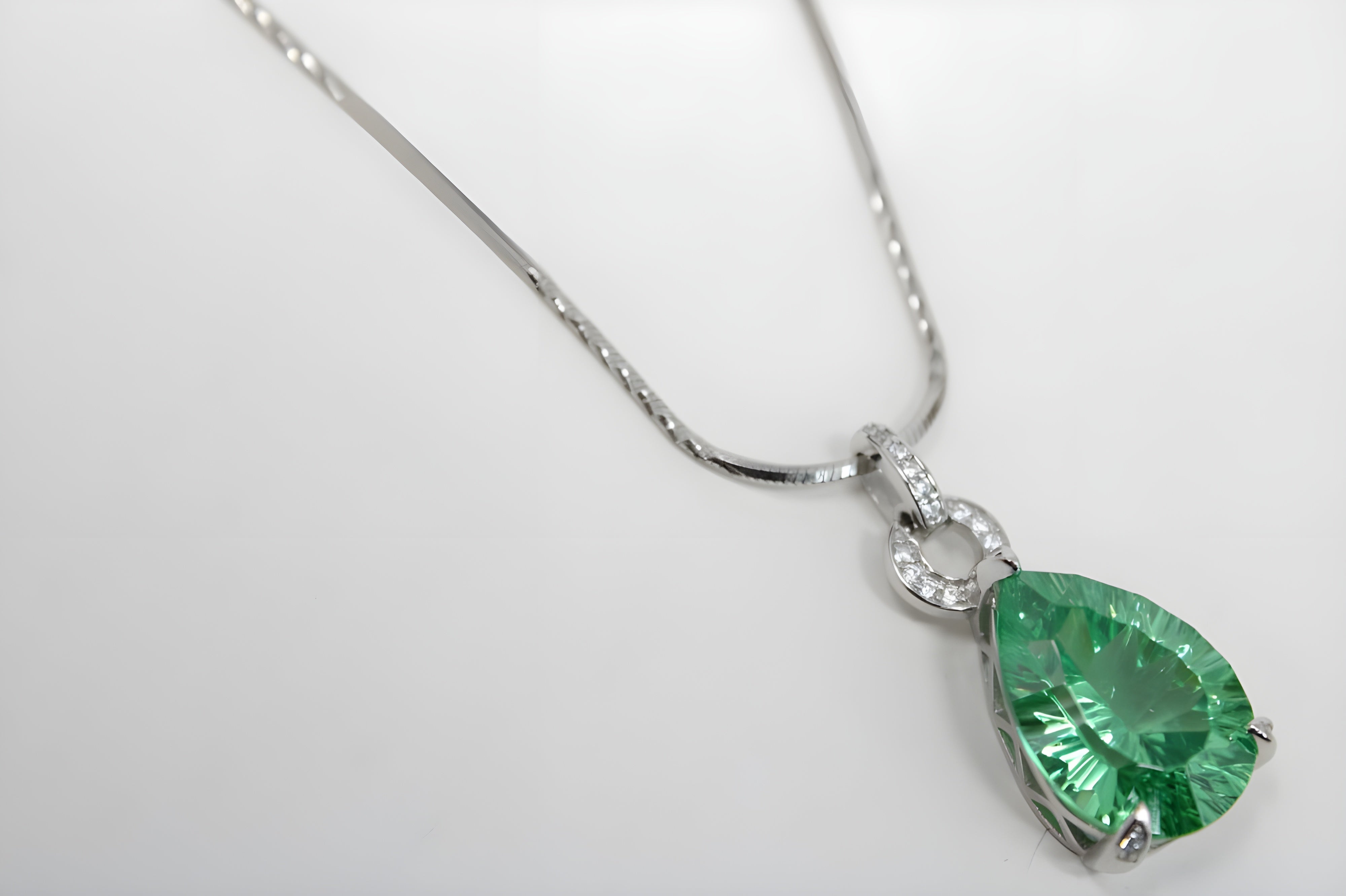 VeeLux Twirl Sparkle Pendant Necklace