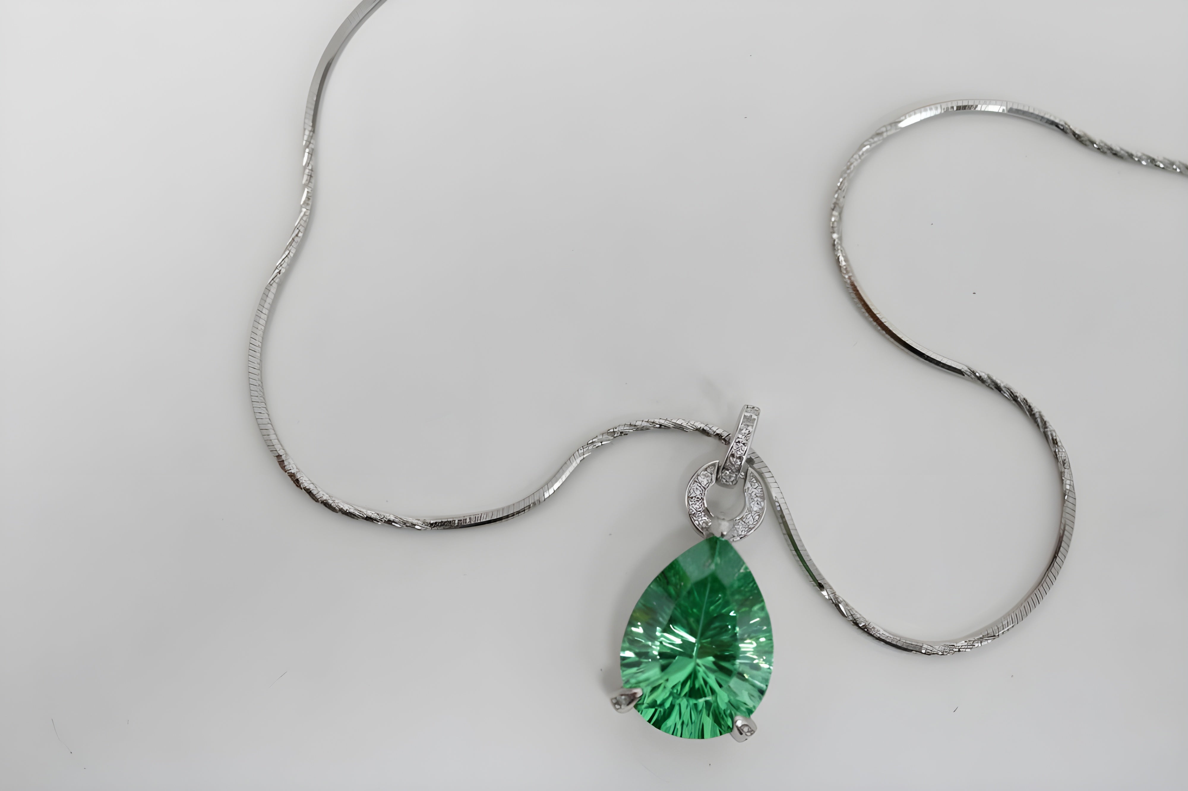 VeeLux Twirl Sparkle Pendant Necklace