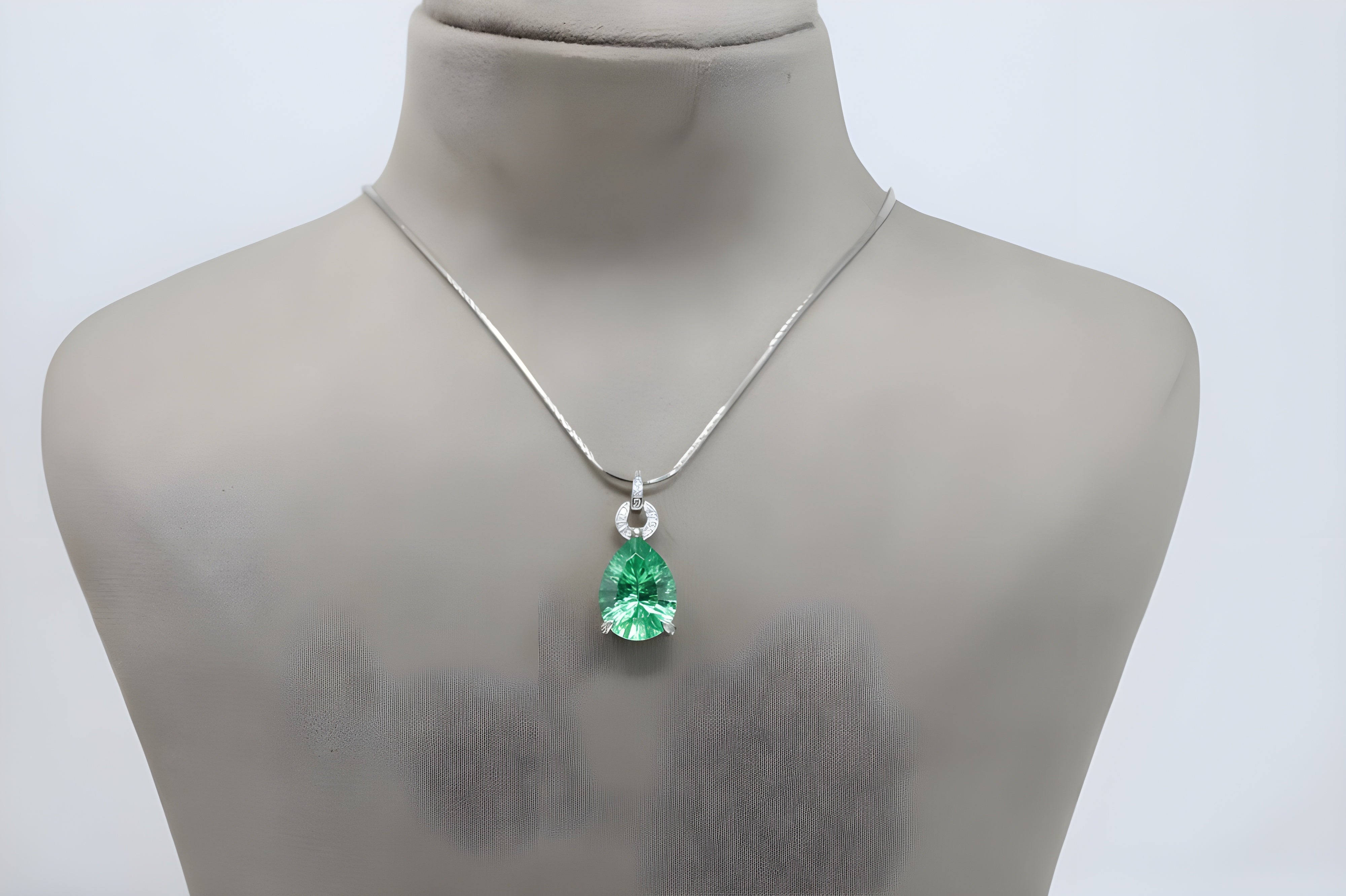 VeeLux Twirl Sparkle Pendant Necklace