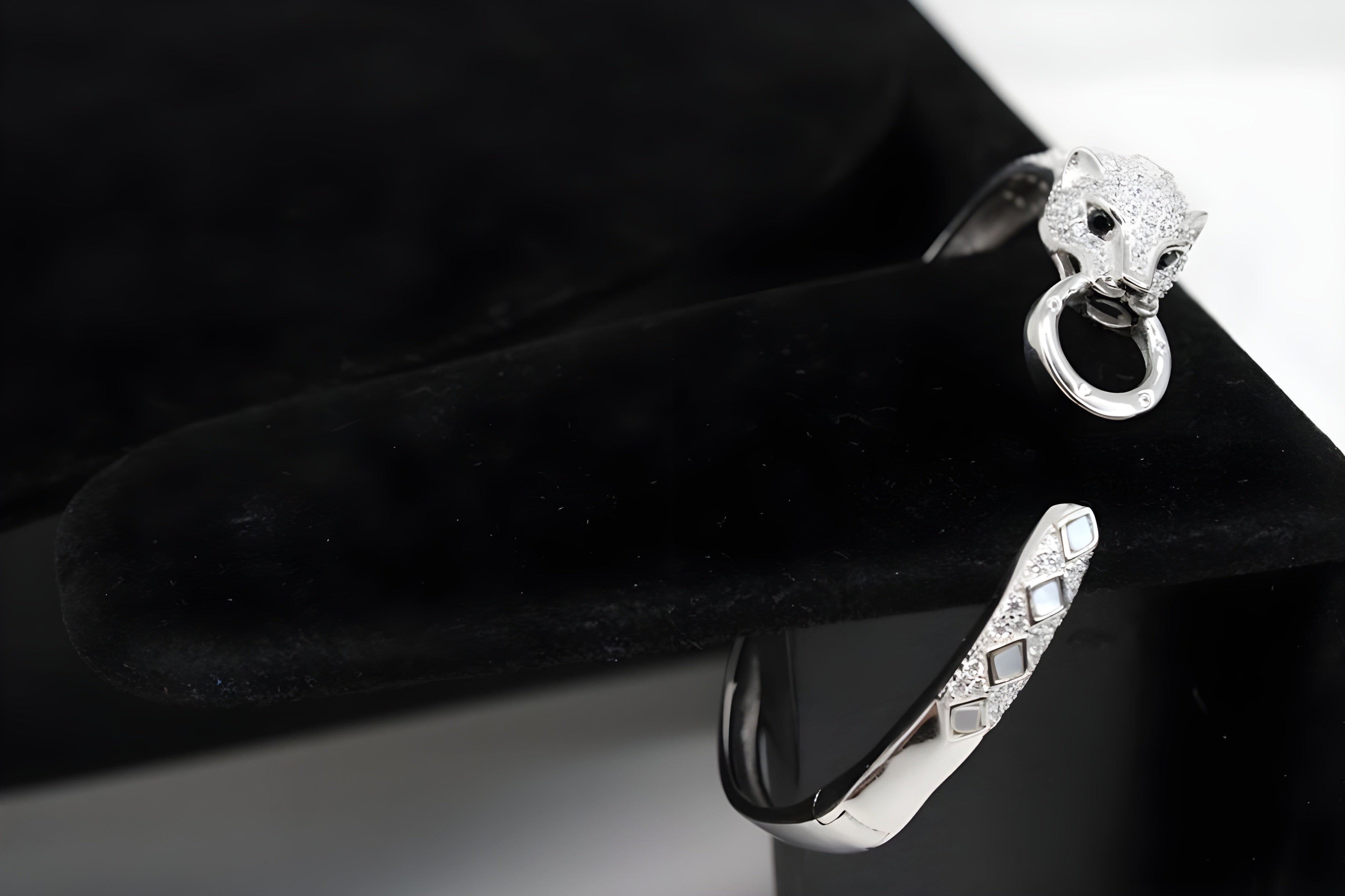 Sterling Silver VeeLux Premium Crystal Snake Face Classic Round Bracelet