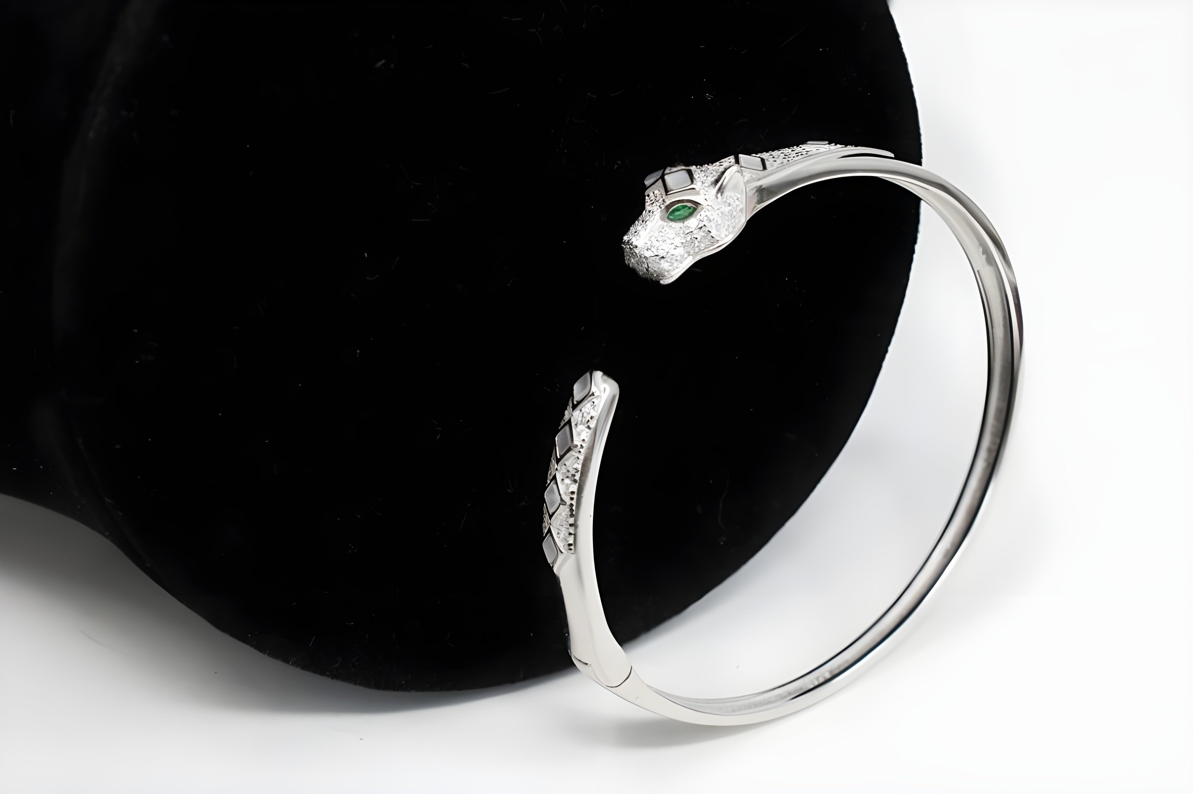 Sterling Silver VeeLux Premium Crystal Reptile Face Classic Round Bracelet