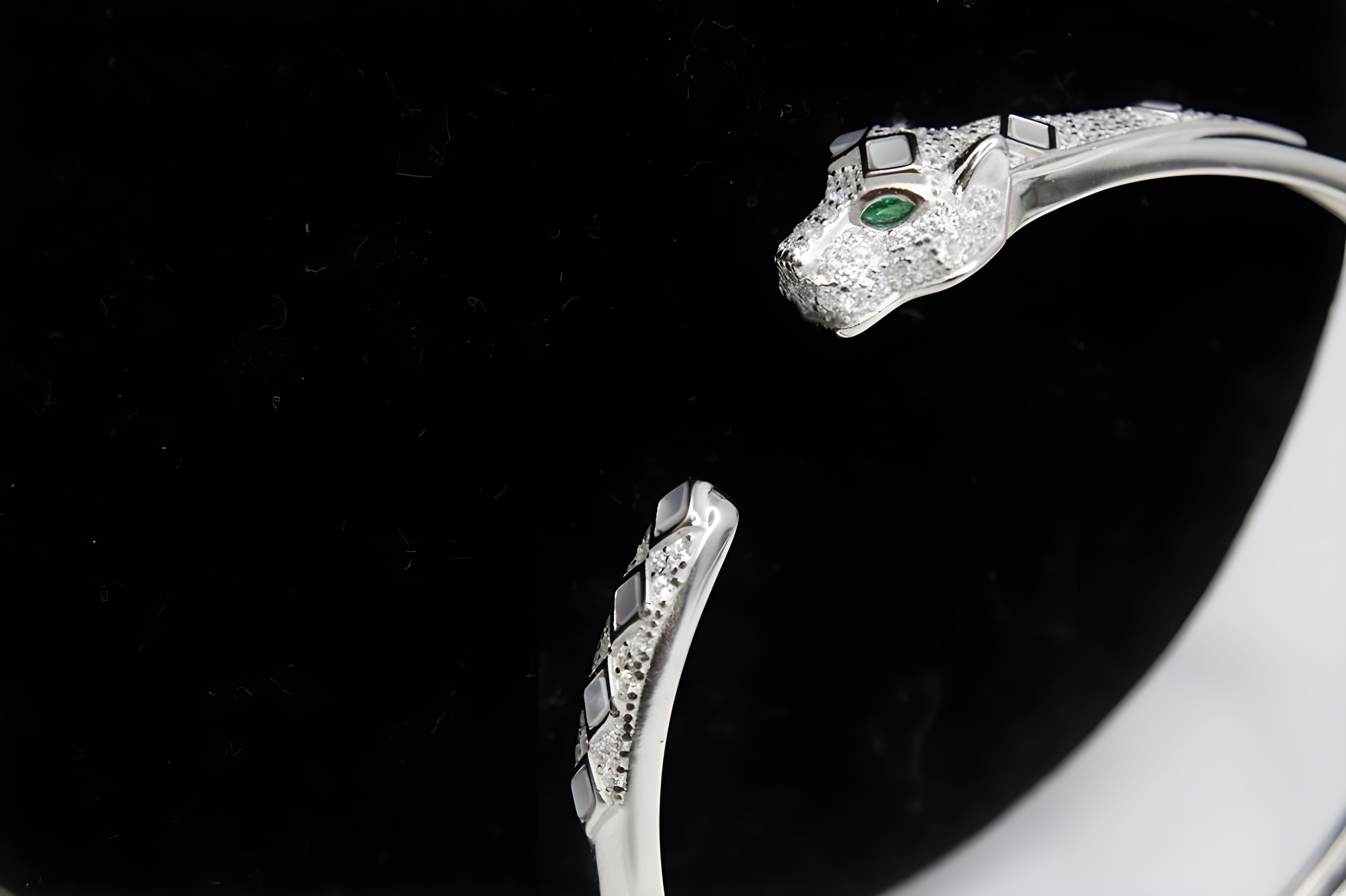 Sterling Silver VeeLux Premium Crystal Reptile Face Classic Round Bracelet