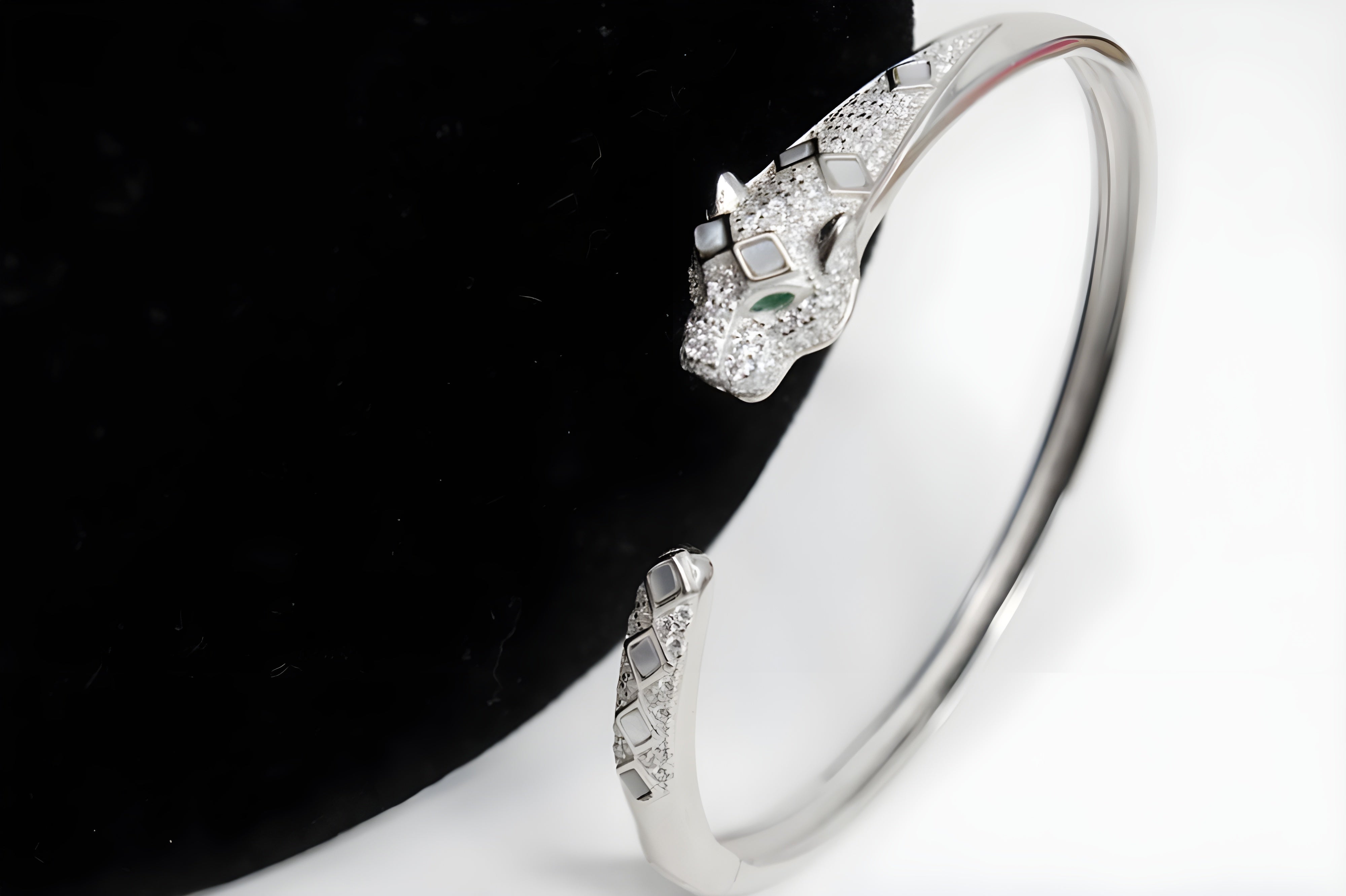 Sterling Silver VeeLux Premium Crystal Reptile Face Classic Round Bracelet