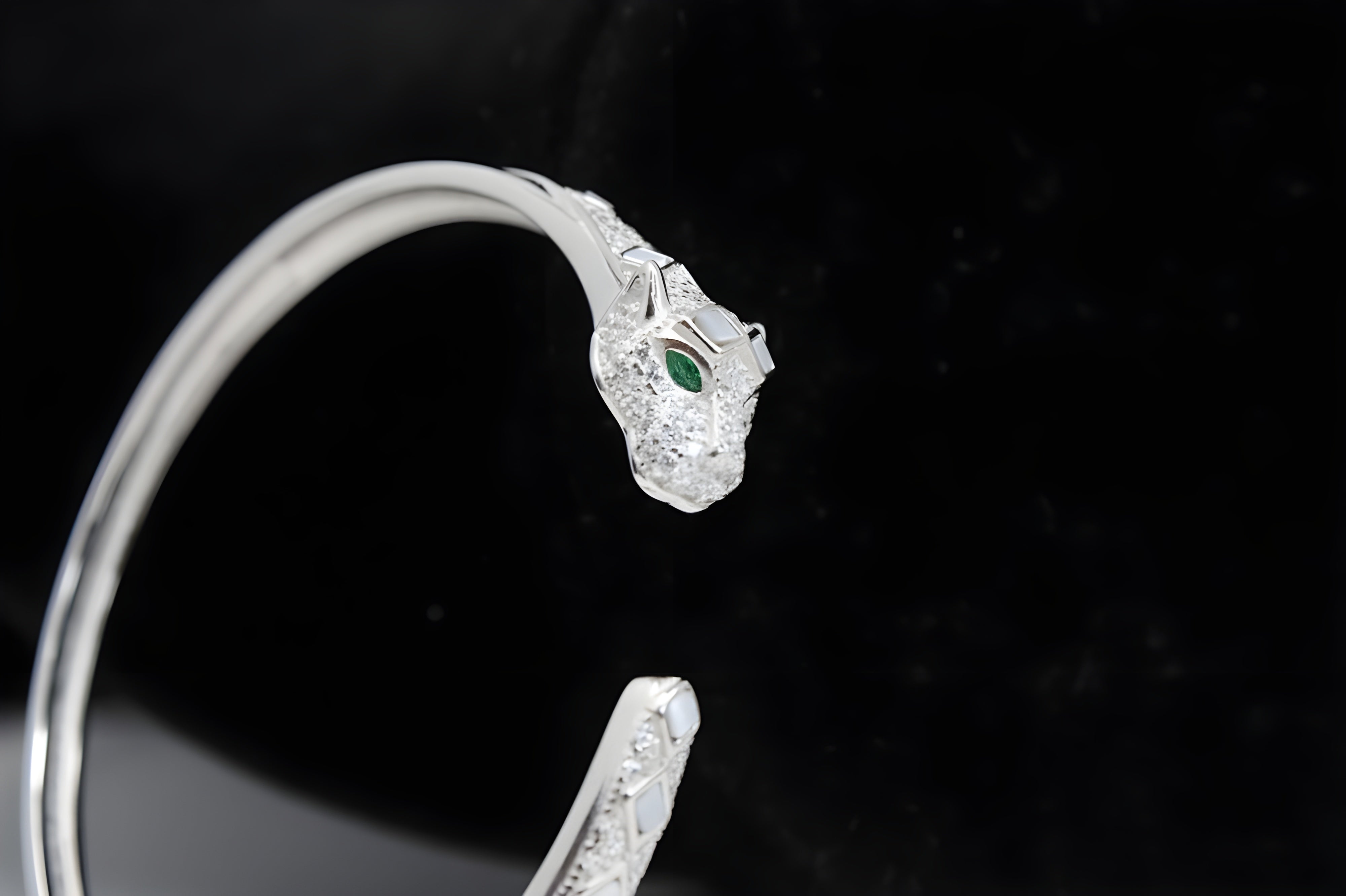 Sterling Silver VeeLux Premium Crystal Reptile Face Classic Round Bracelet