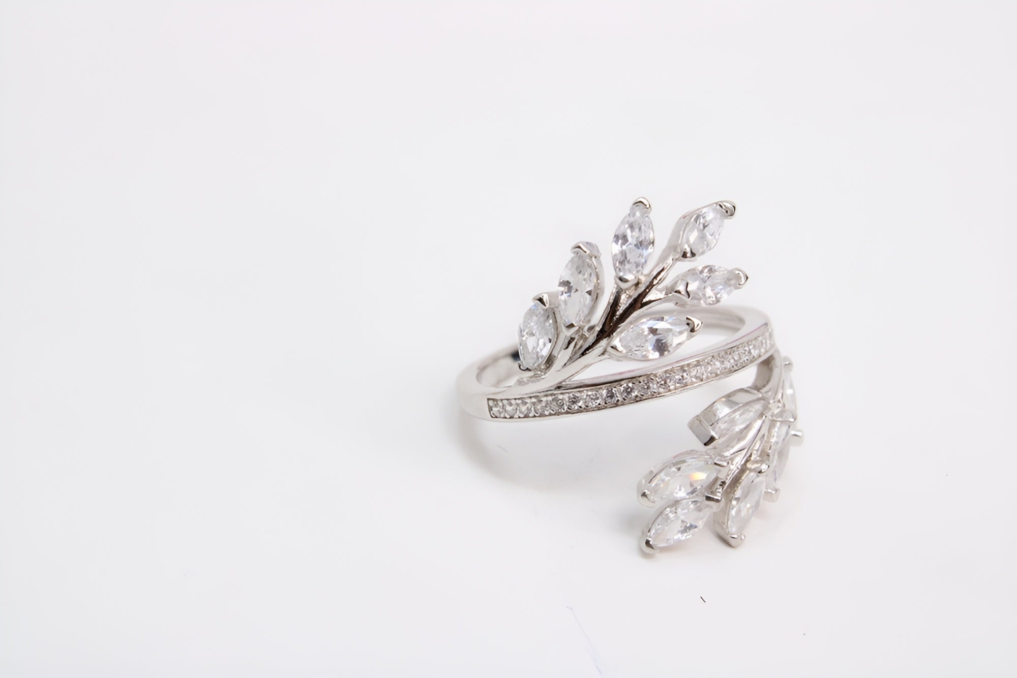 Sterling Silver VeeLux Premium Crystal Leafy Elegance Ring