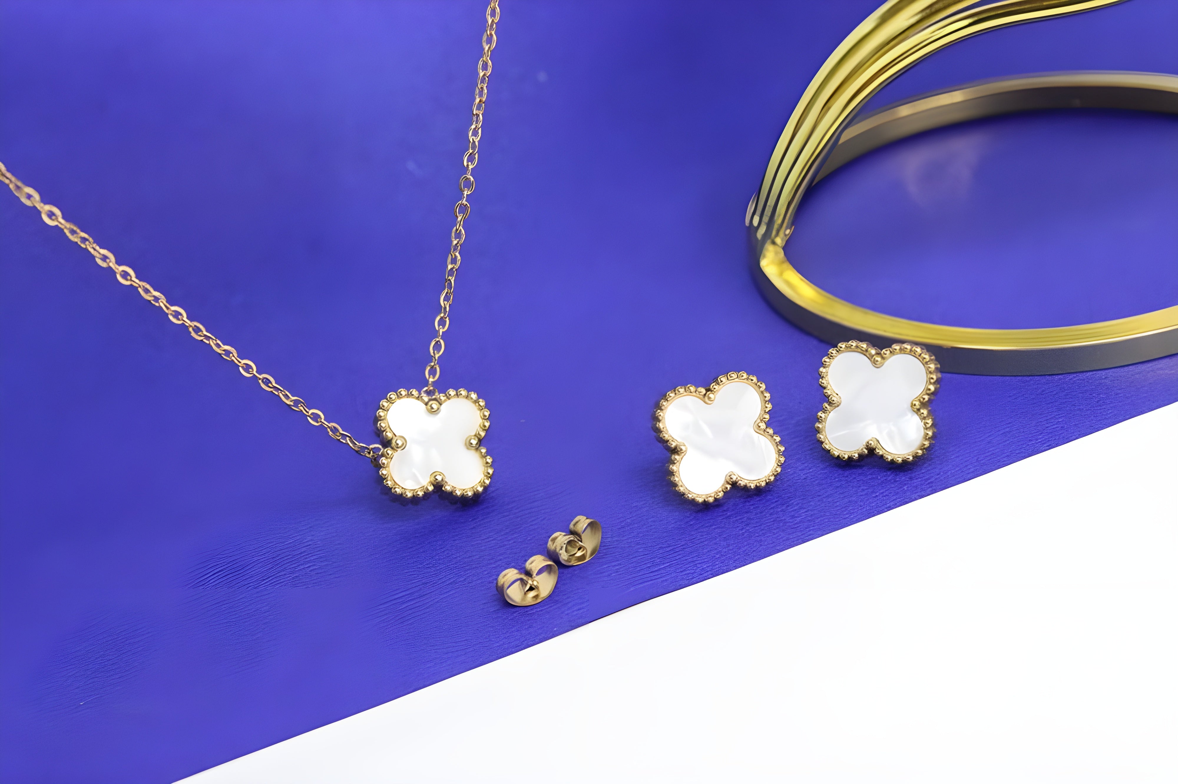 Verdant Elegance Leaf Pendant Set