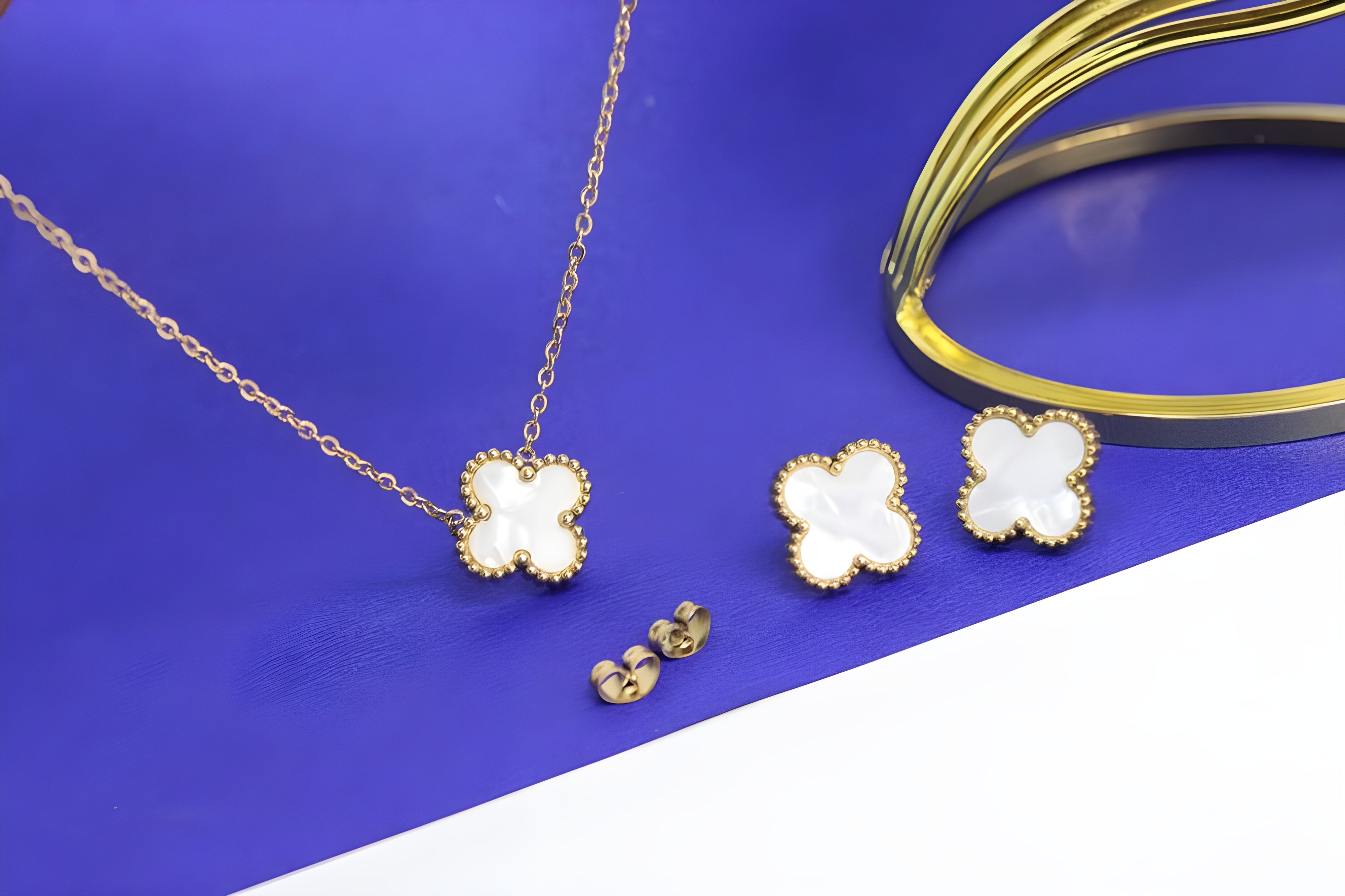 Verdant Elegance Leaf Pendant Set
