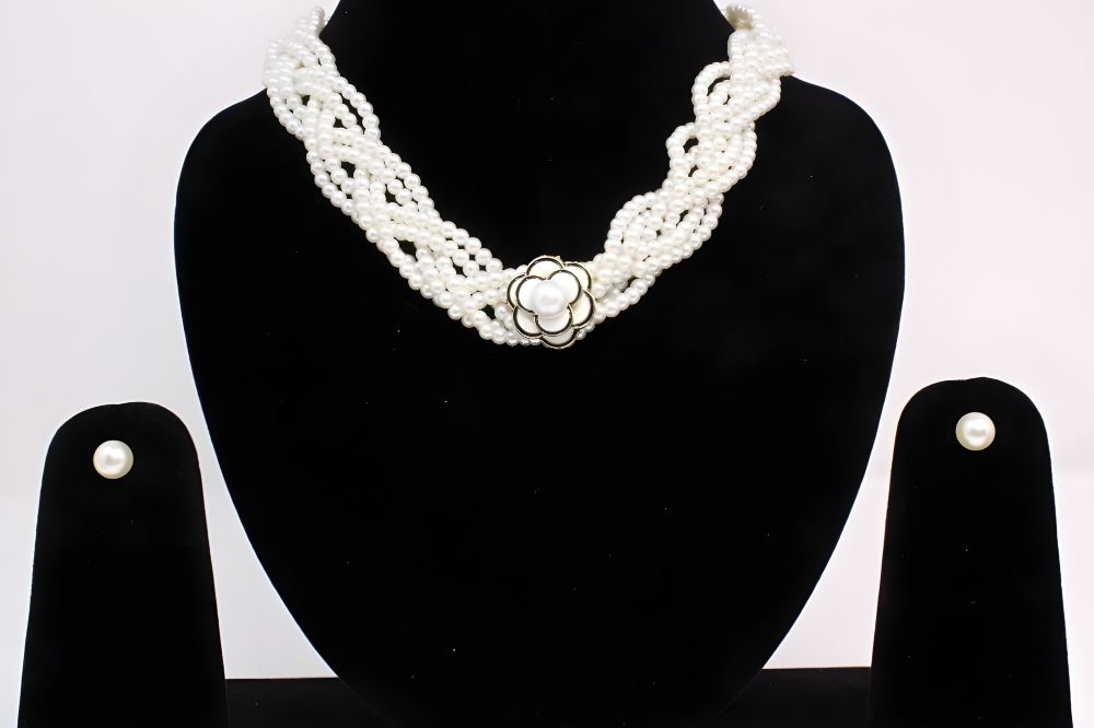 Luminescent Artificial Pearl Necklace Set