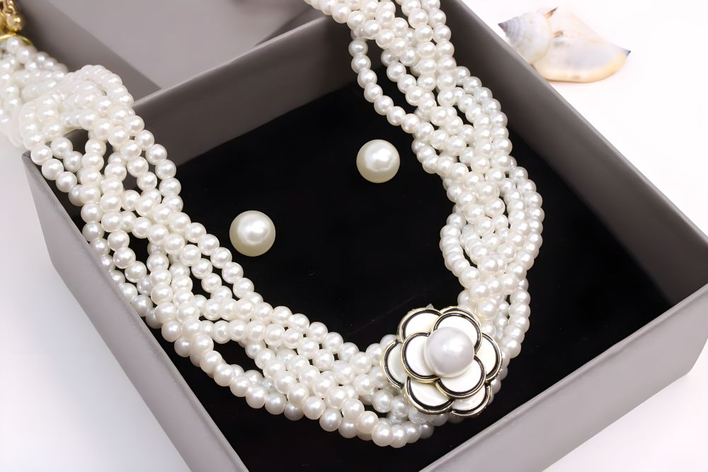 Luminescent Artificial  Pearl Necklace Set