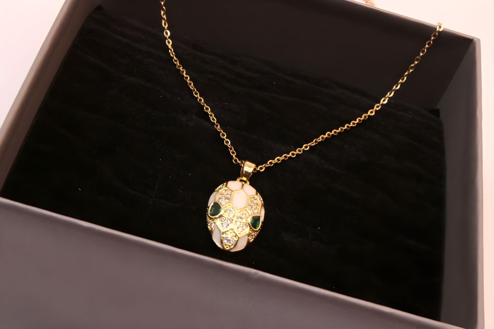 Lustrous Ivy Pendent