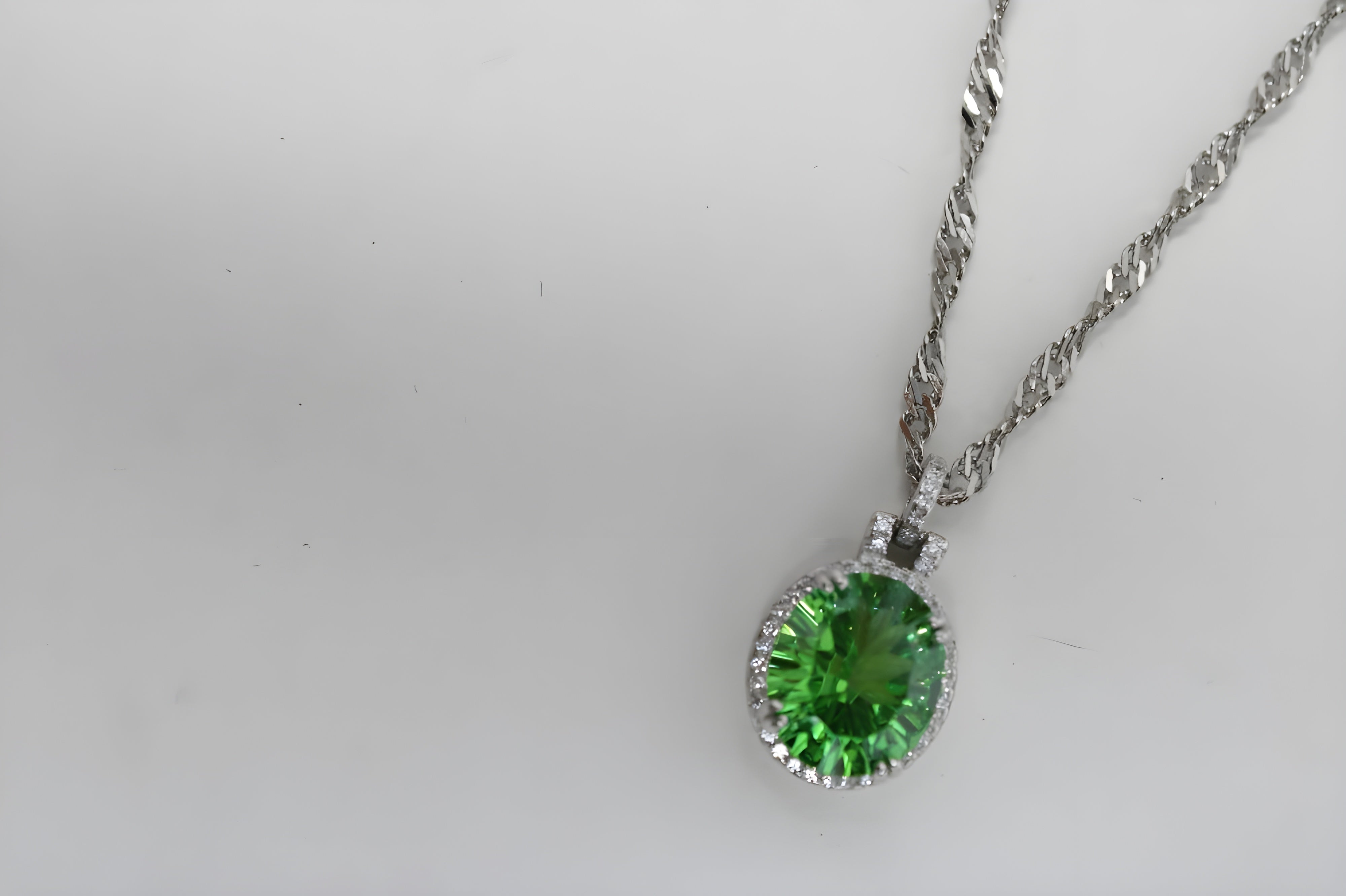 VeeLux Premium Green Oval Crystal with Twisted Chain