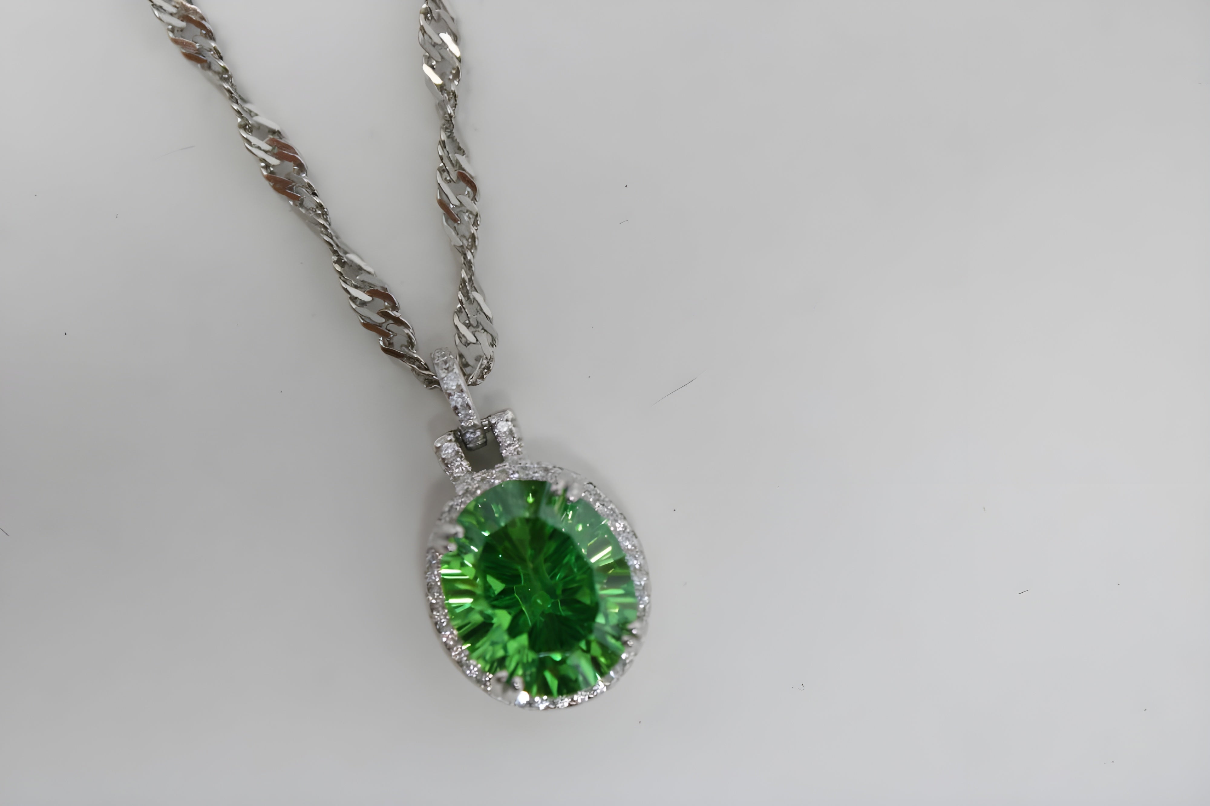 VeeLux Premium Green Oval Crystal with Twisted Chain