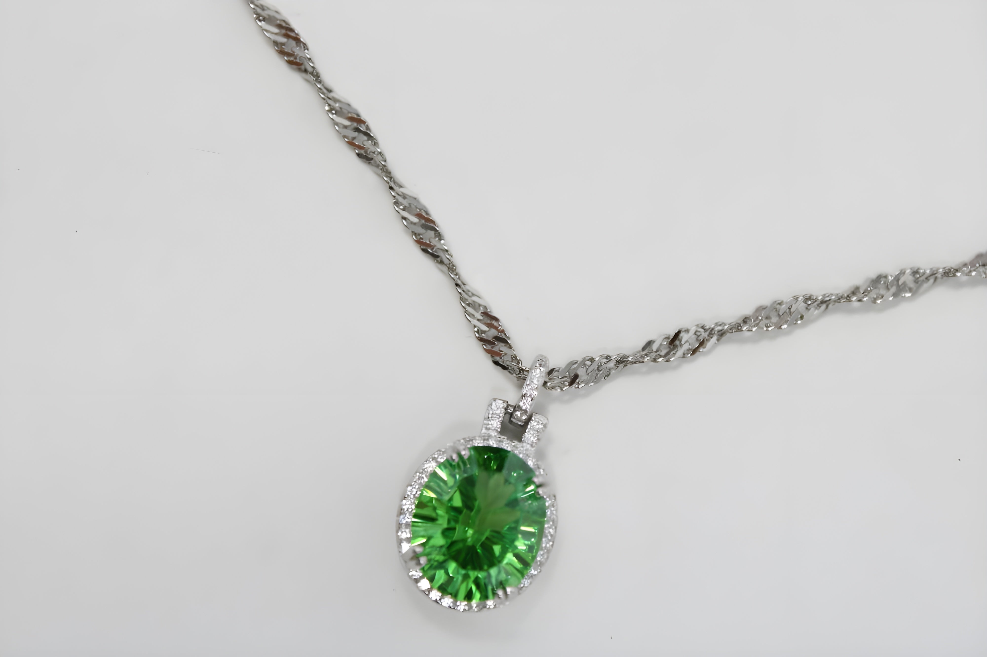 VeeLux Premium Green Oval Crystal with Twisted Chain