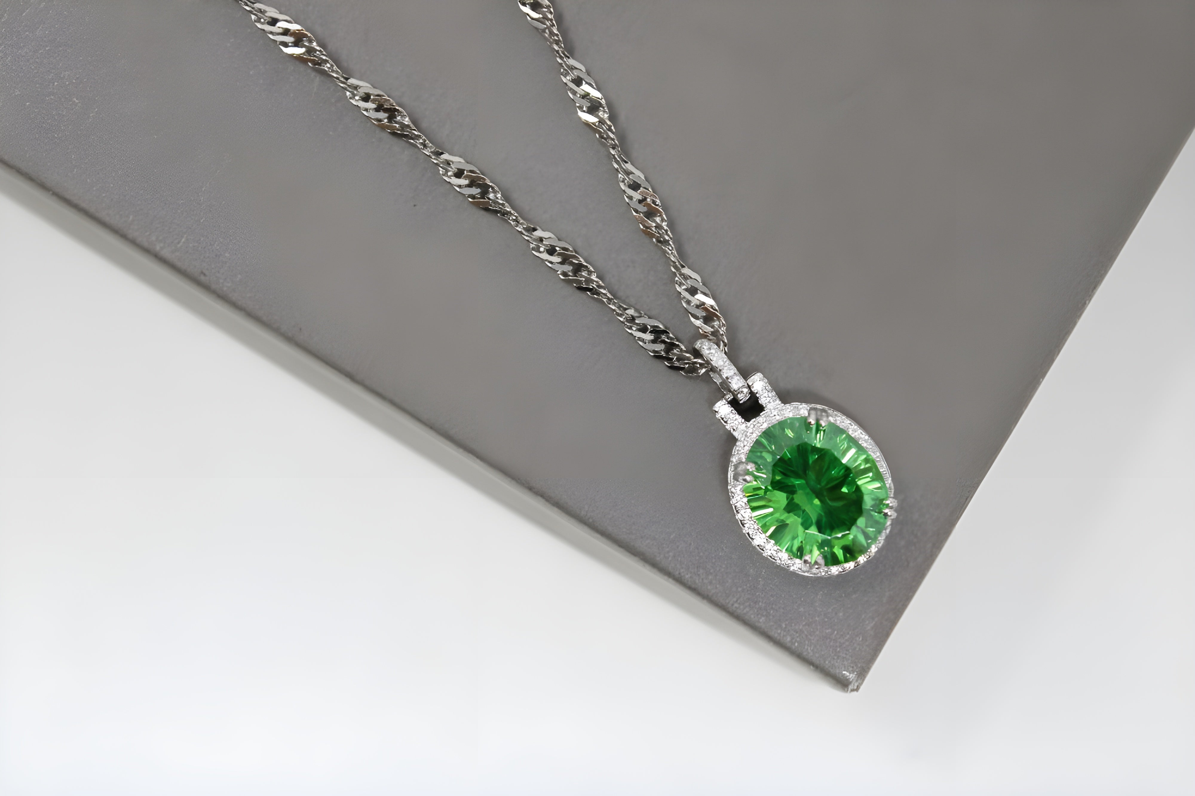 VeeLux Premium Green Oval Crystal with Twisted Chain