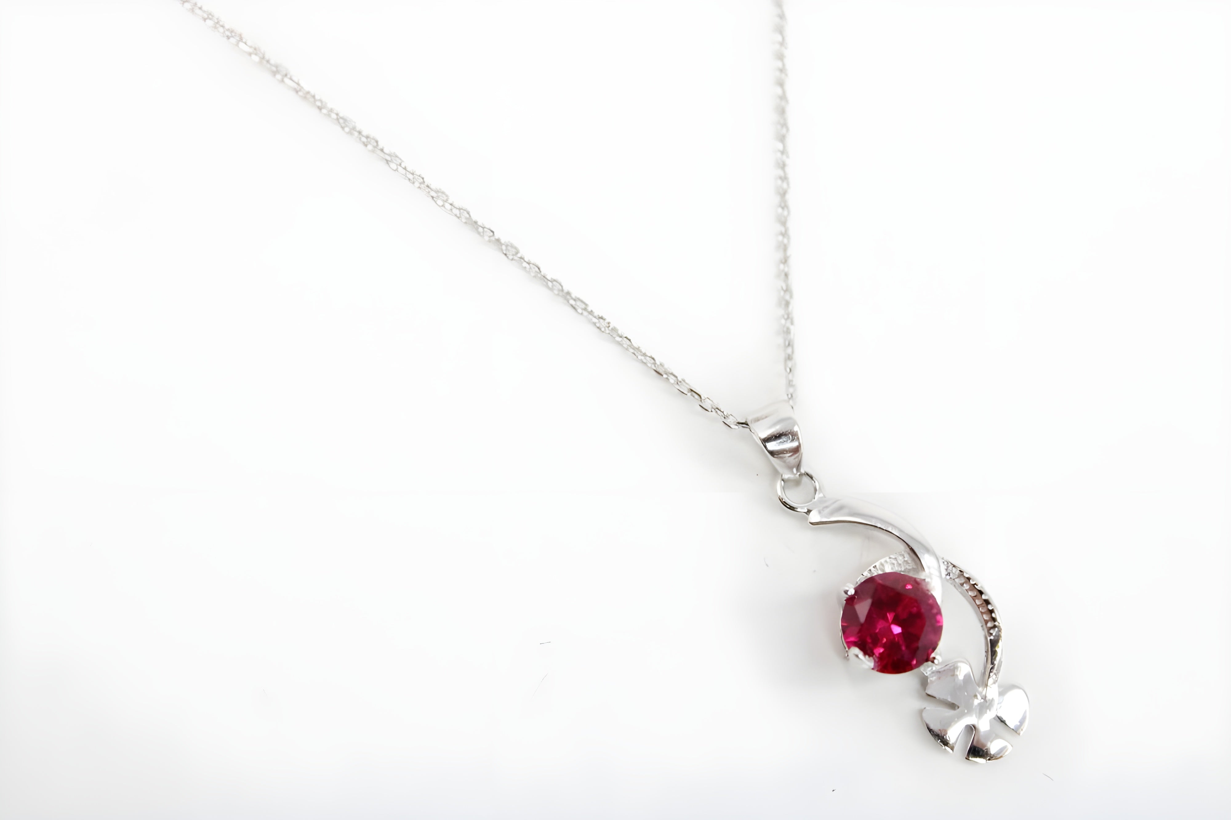 Lucky Clover Pendant with Round Crimson VeeLux Crystal