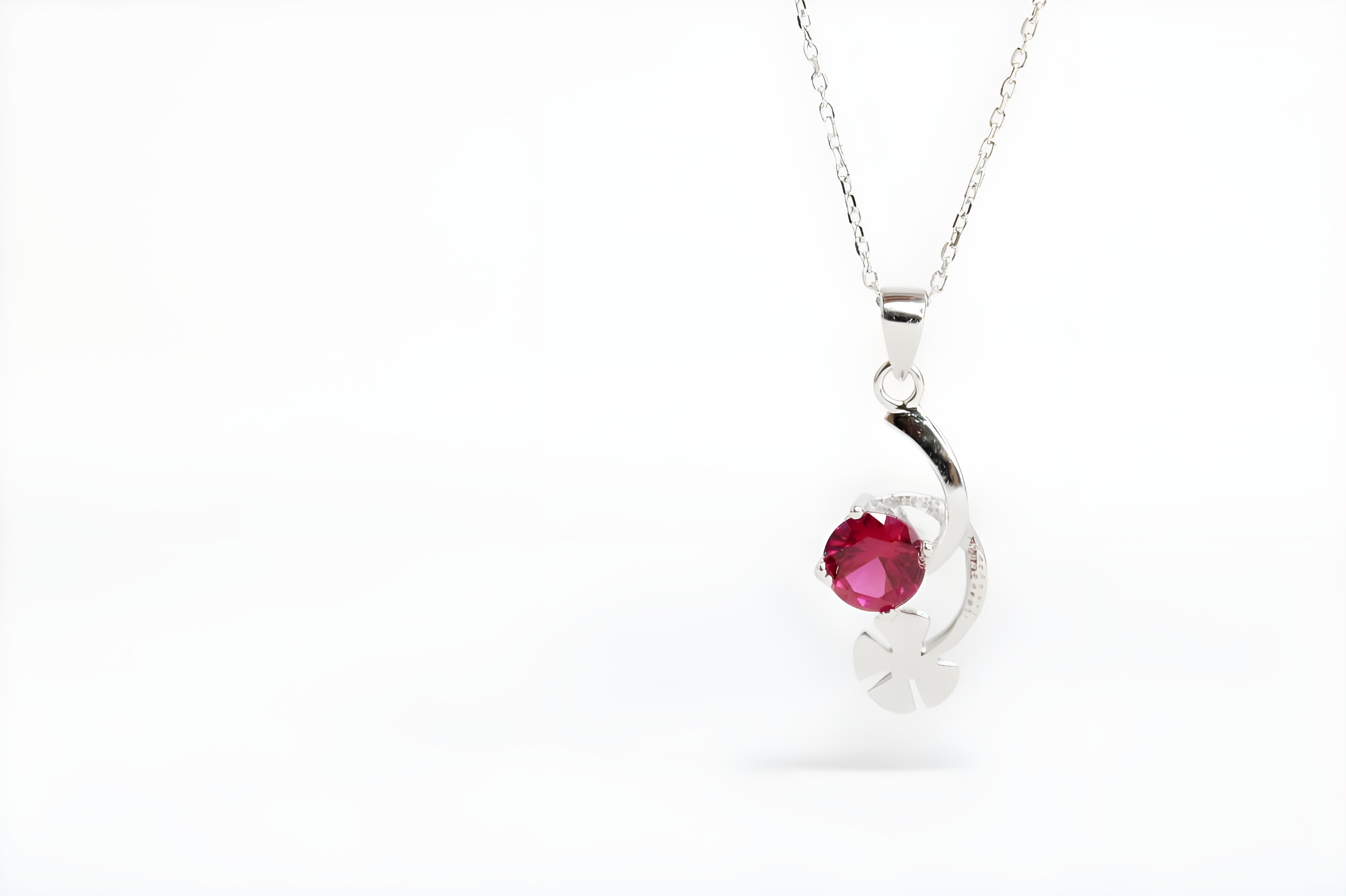 Lucky Clover Pendant with Round Crimson VeeLux Crystal