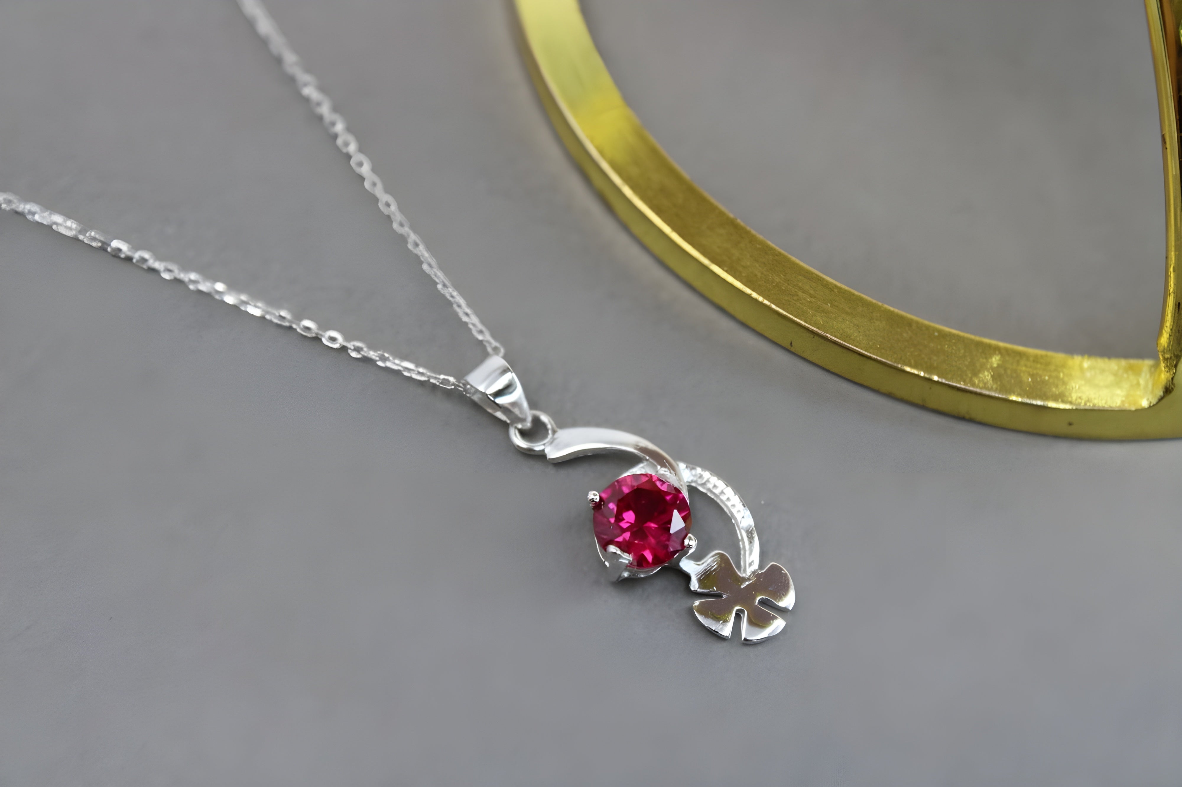 Lucky Clover Pendant with Round Crimson VeeLux Crystal