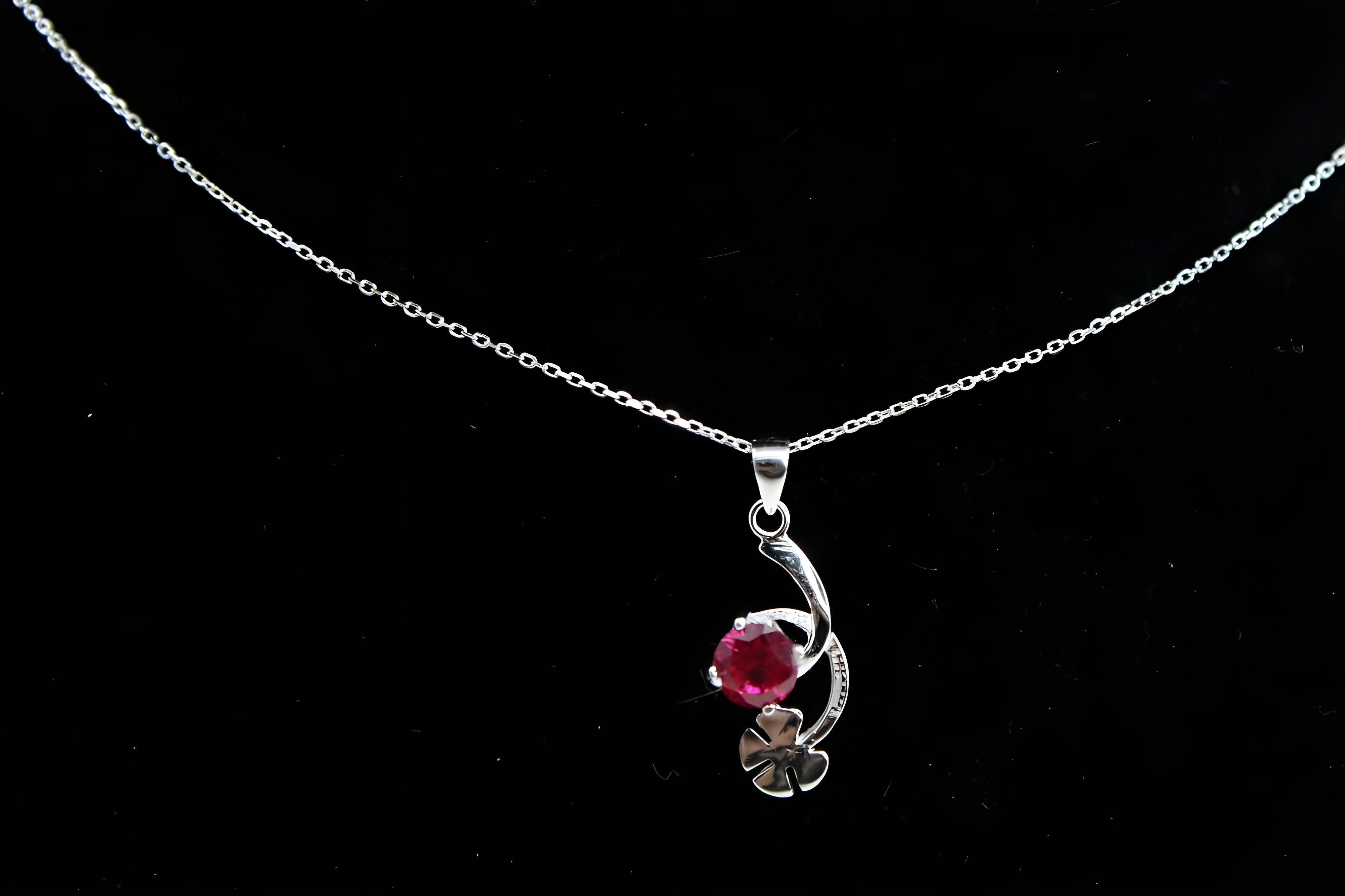 Lucky Clover Pendant with Round Crimson VeeLux Crystal