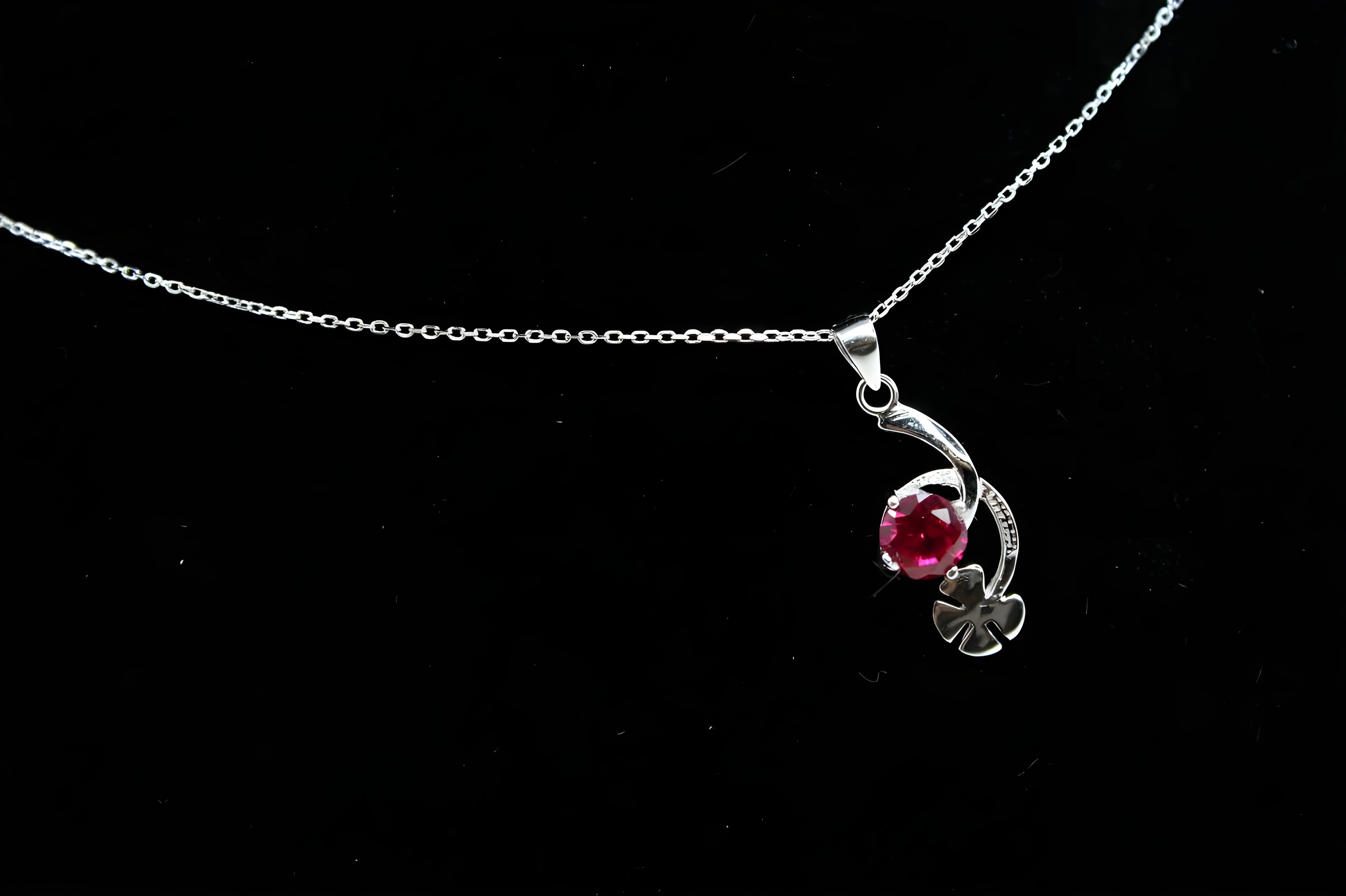 Lucky Clover Pendant with Round Crimson VeeLux Crystal