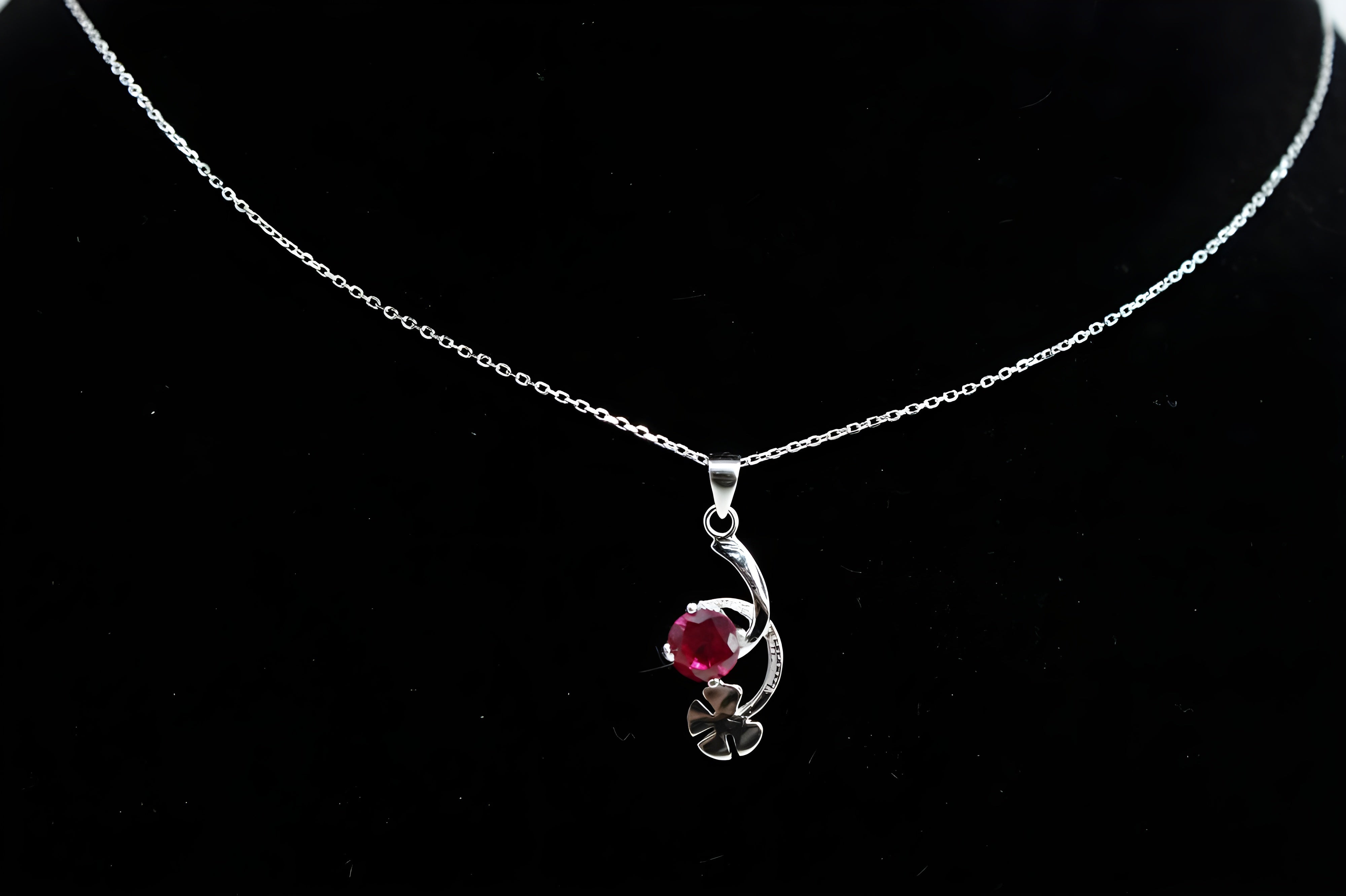 Lucky Clover Pendant with Round Crimson VeeLux Crystal