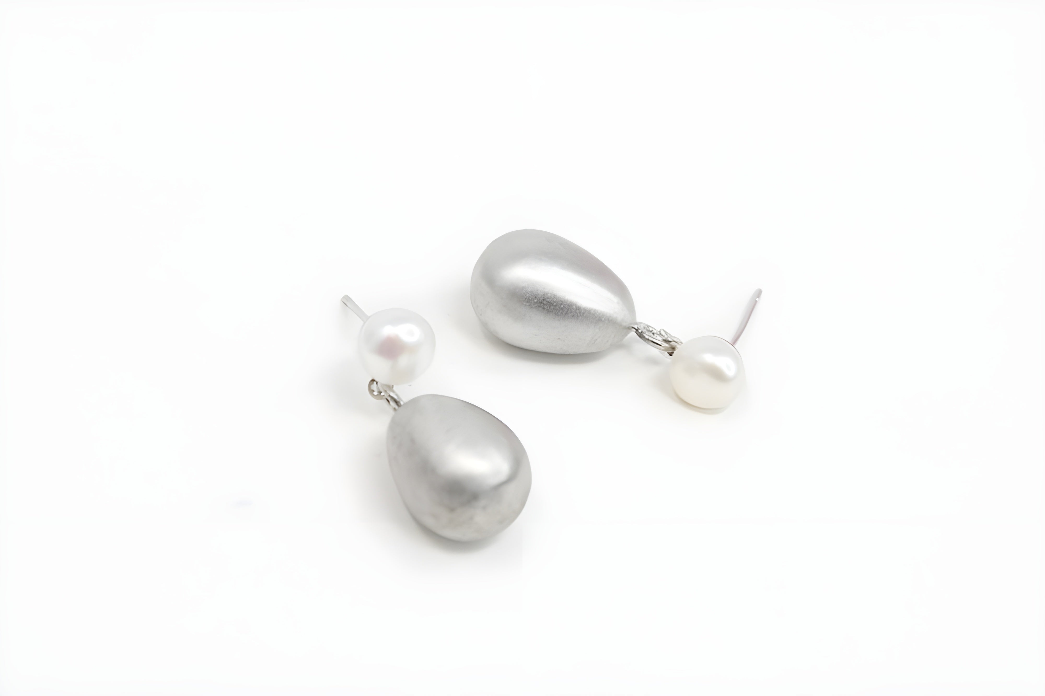 Elegant and Sophisticated Clip-On Pearl Earrings for Women: A Touch of Timeless Luxury