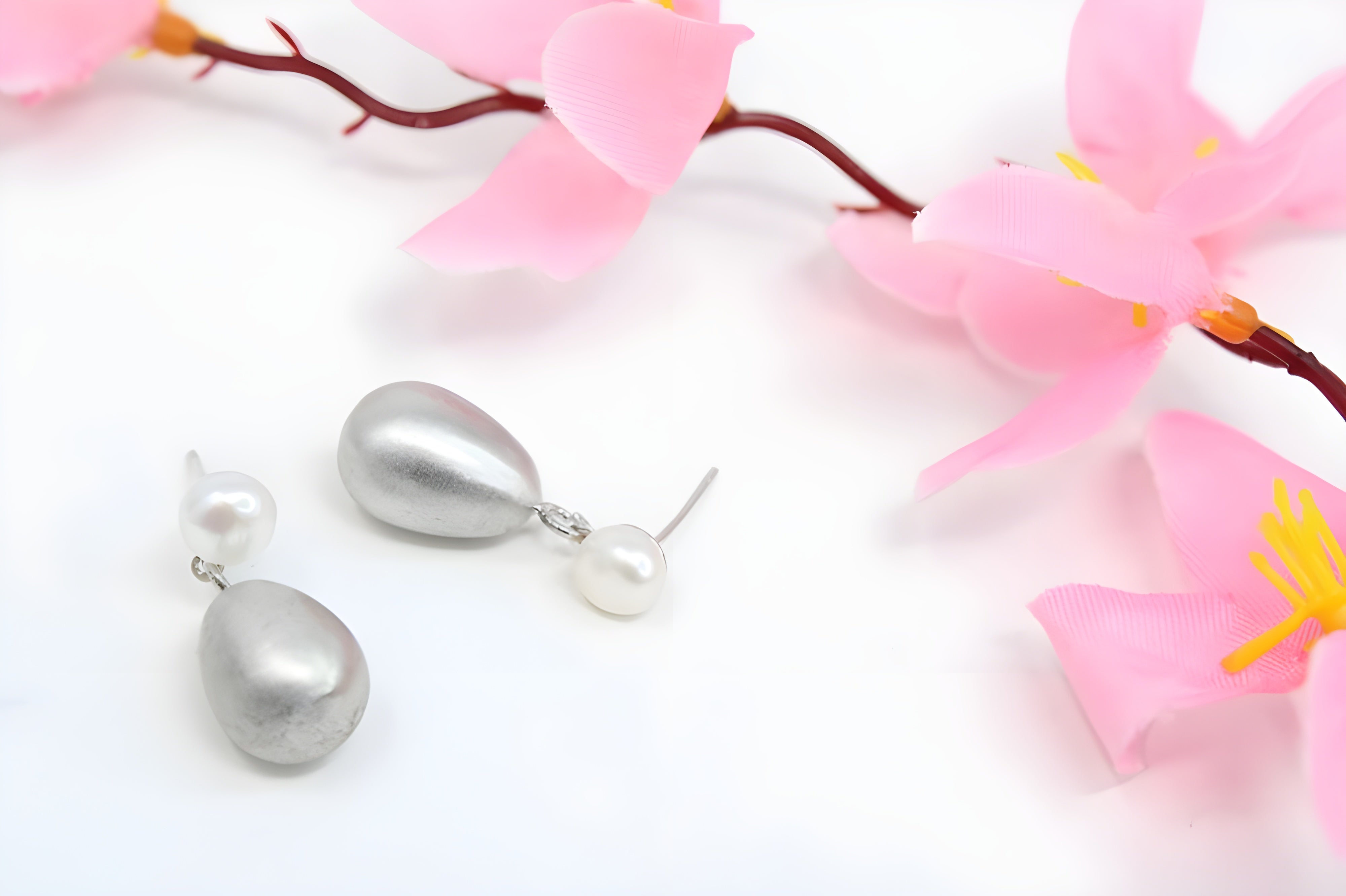 Elegant and Sophisticated Clip-On Pearl Earrings for Women: A Touch of Timeless Luxury