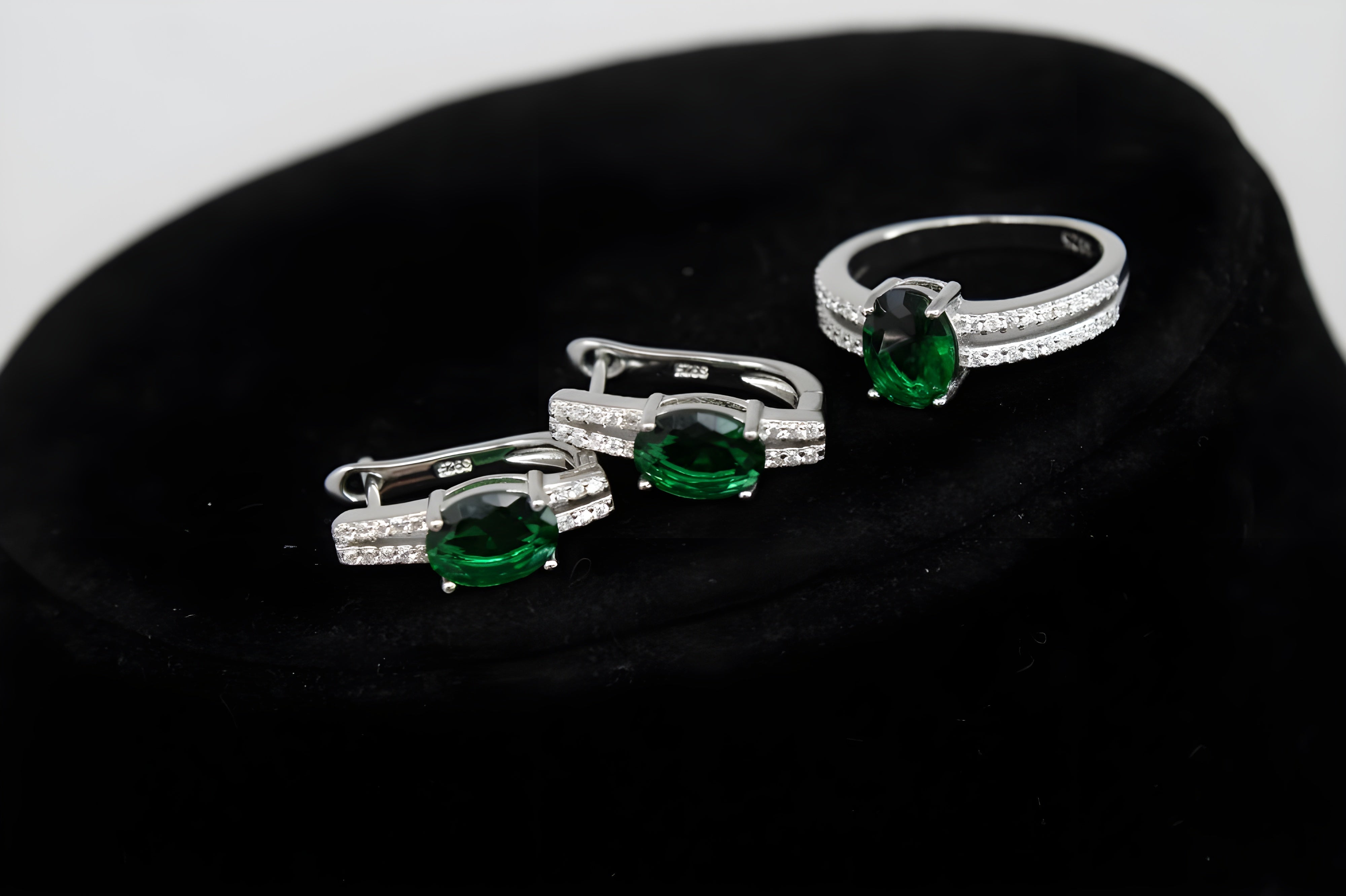 Emerald Elegance Diamond Jewelry Set - Sterling Silver Ring, Drop Earrings & Pendant with Oval-Cut Emerald and White Diamonds