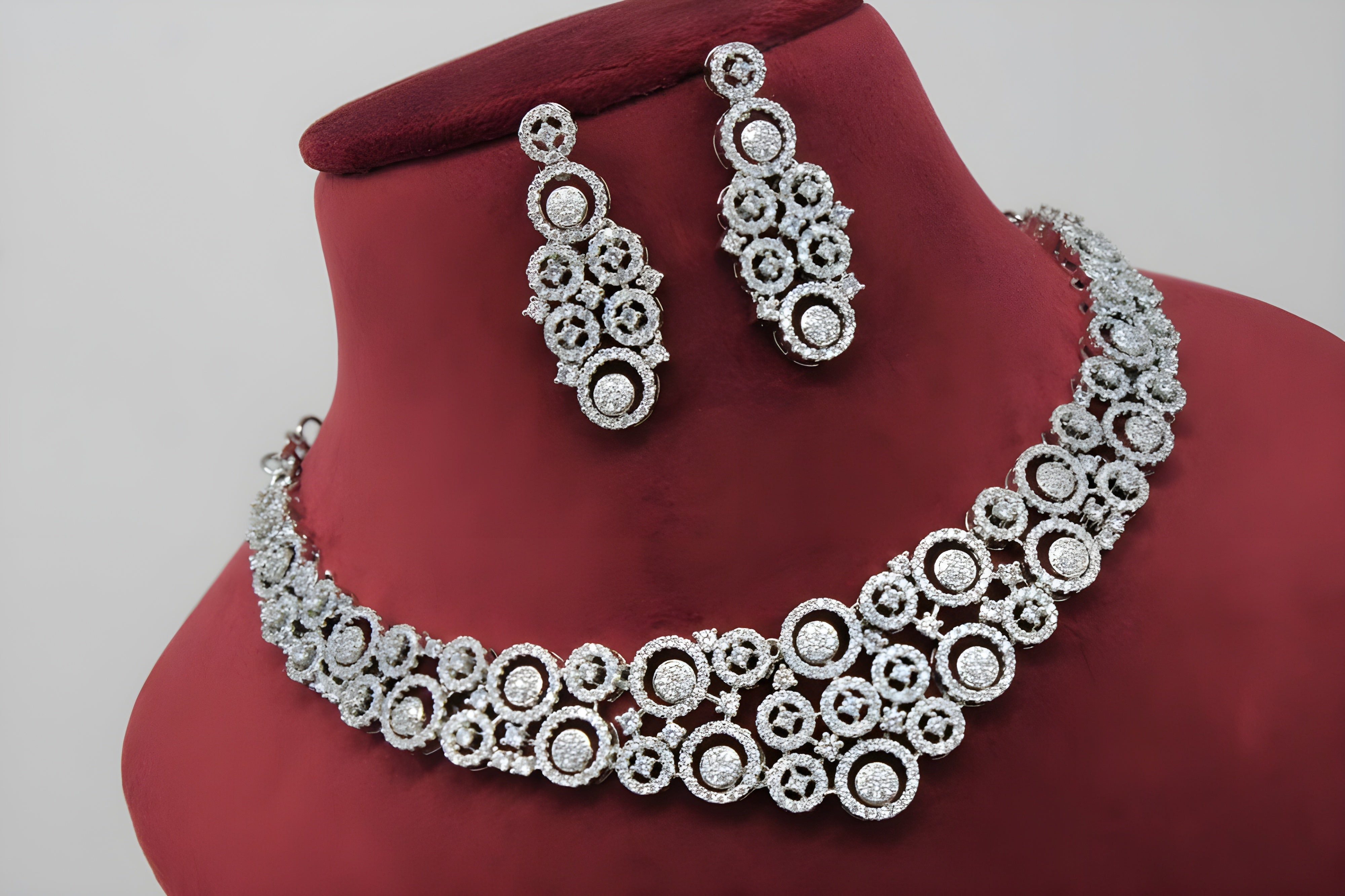 Silver Circle Radiance Necklace Set