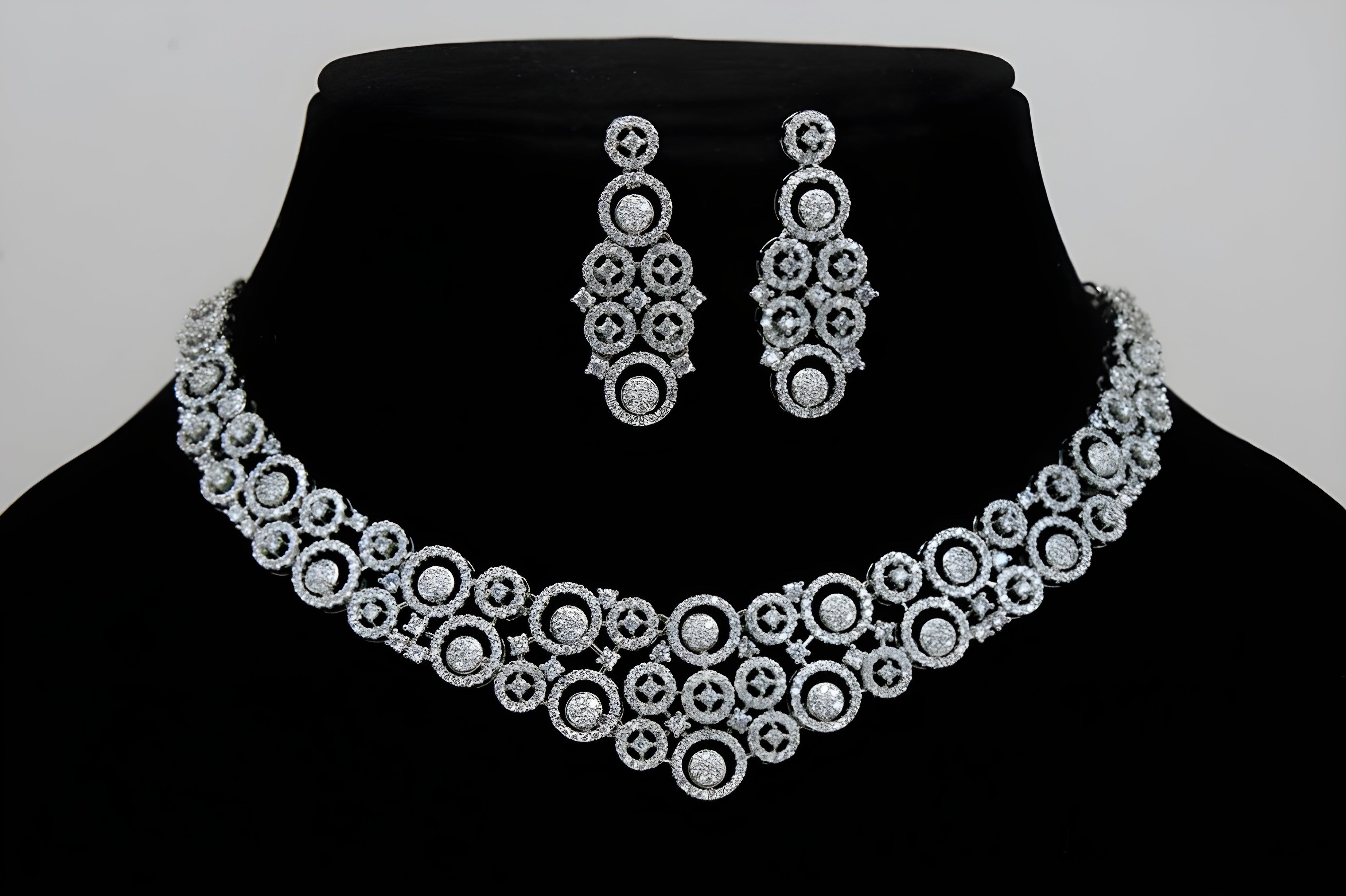 Silver Circle Radiance Necklace Set