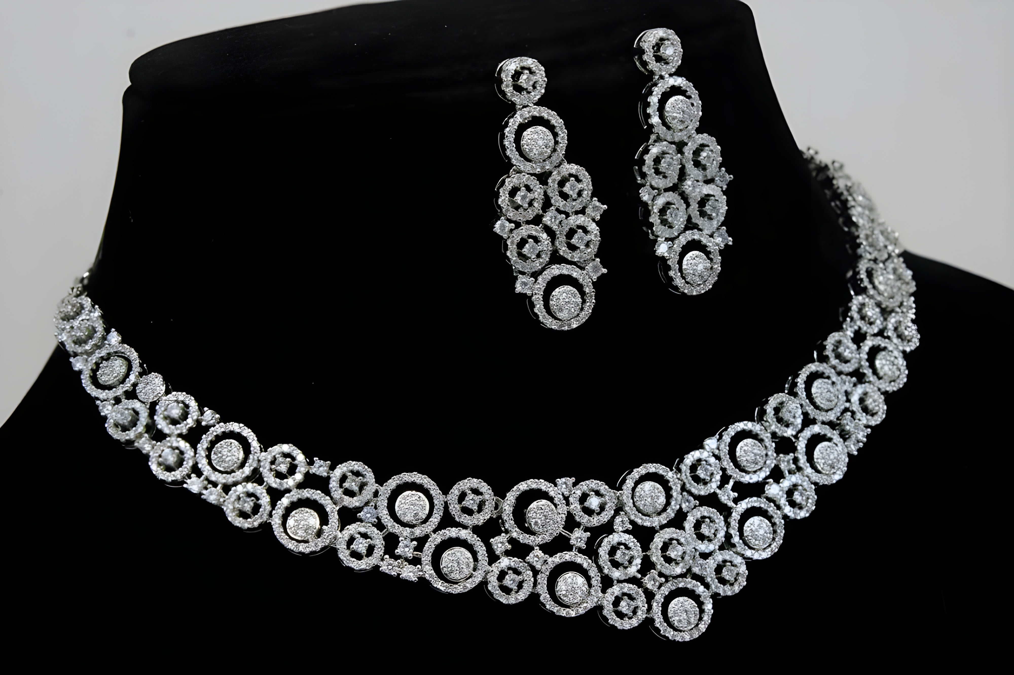 Silver Circle Radiance Necklace Set