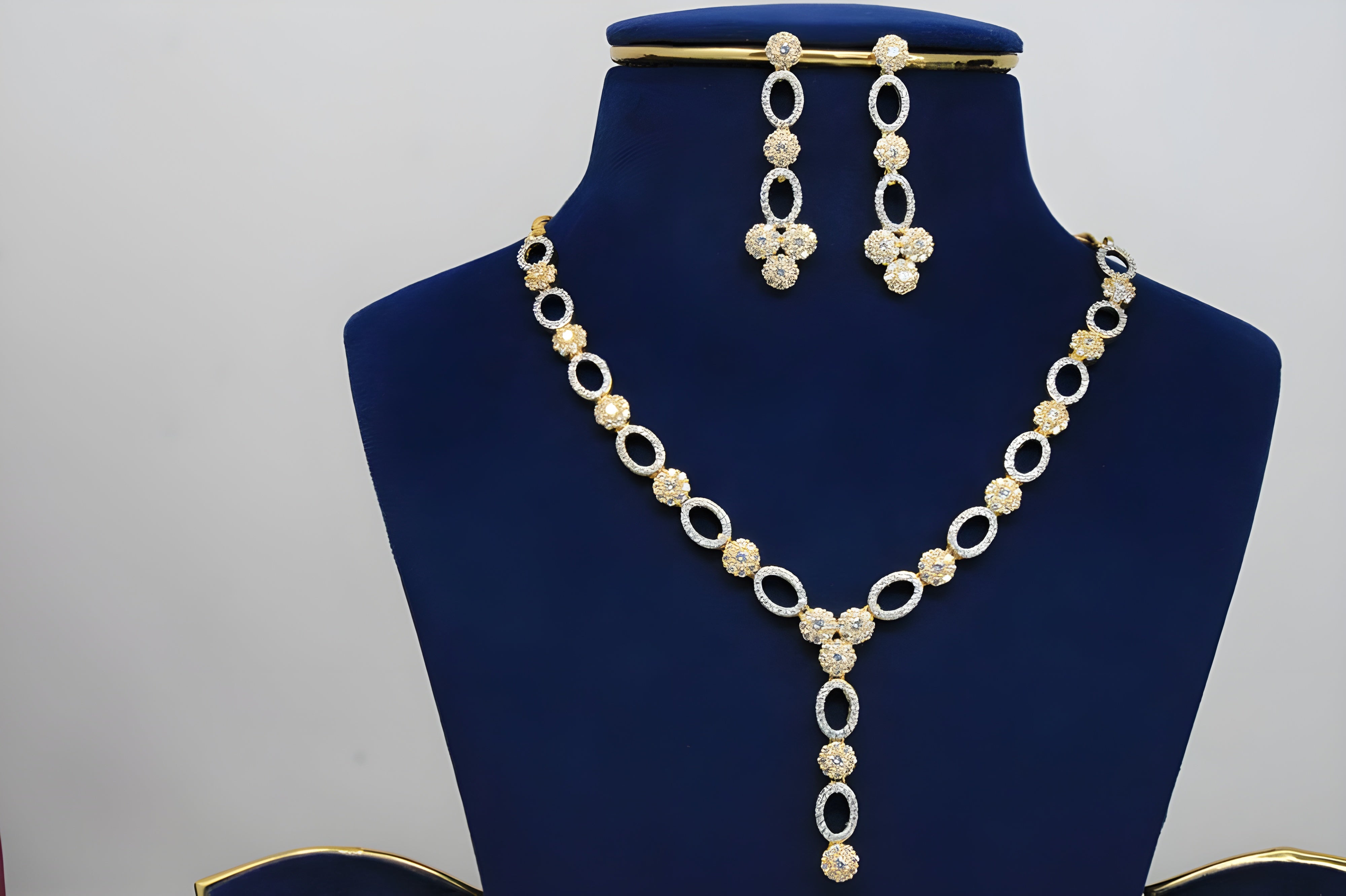 Golden Sparkle Circle Necklace Set