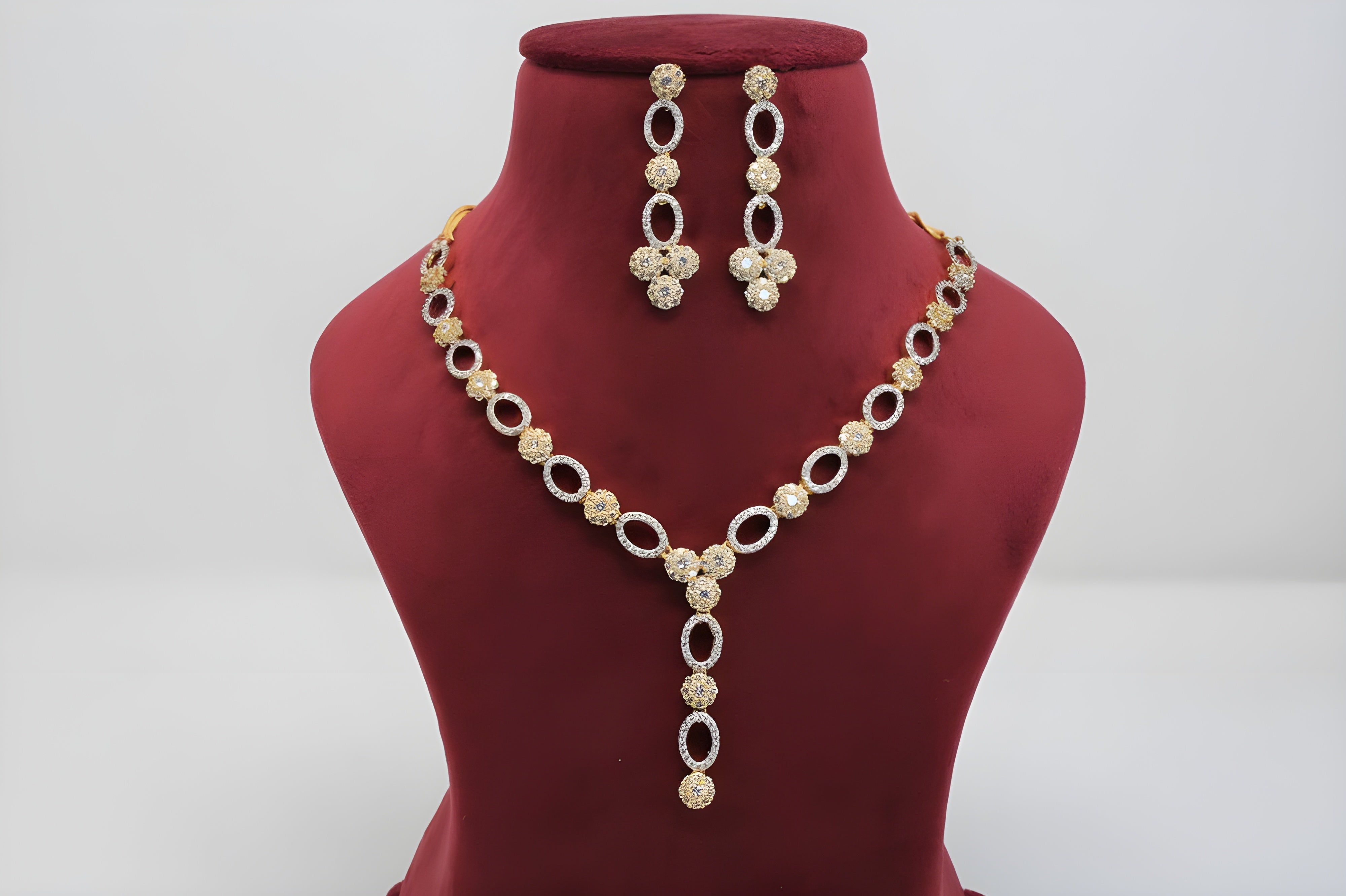 Golden Sparkle Circle Necklace Set