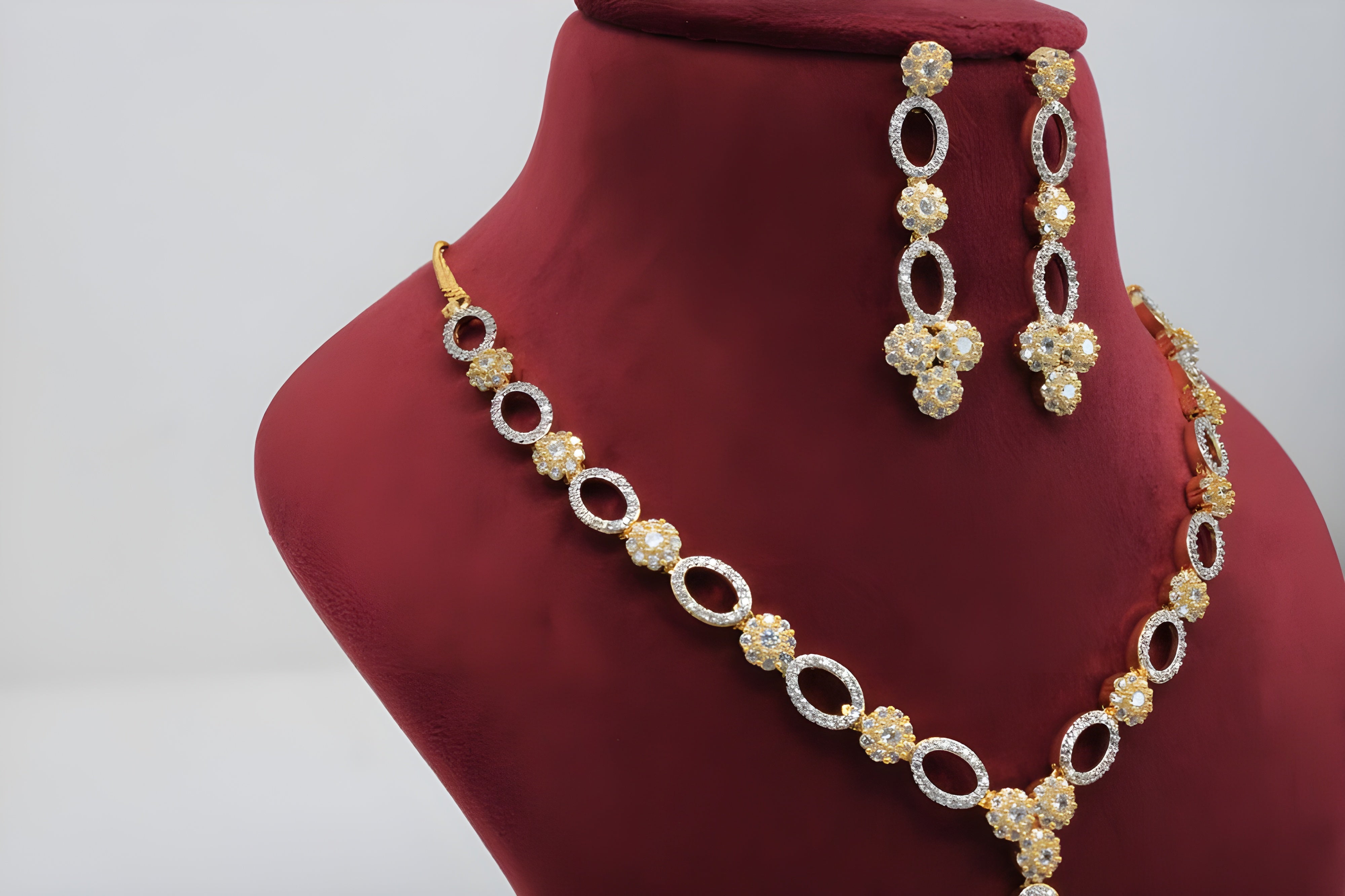 Golden Sparkle Circle Necklace Set