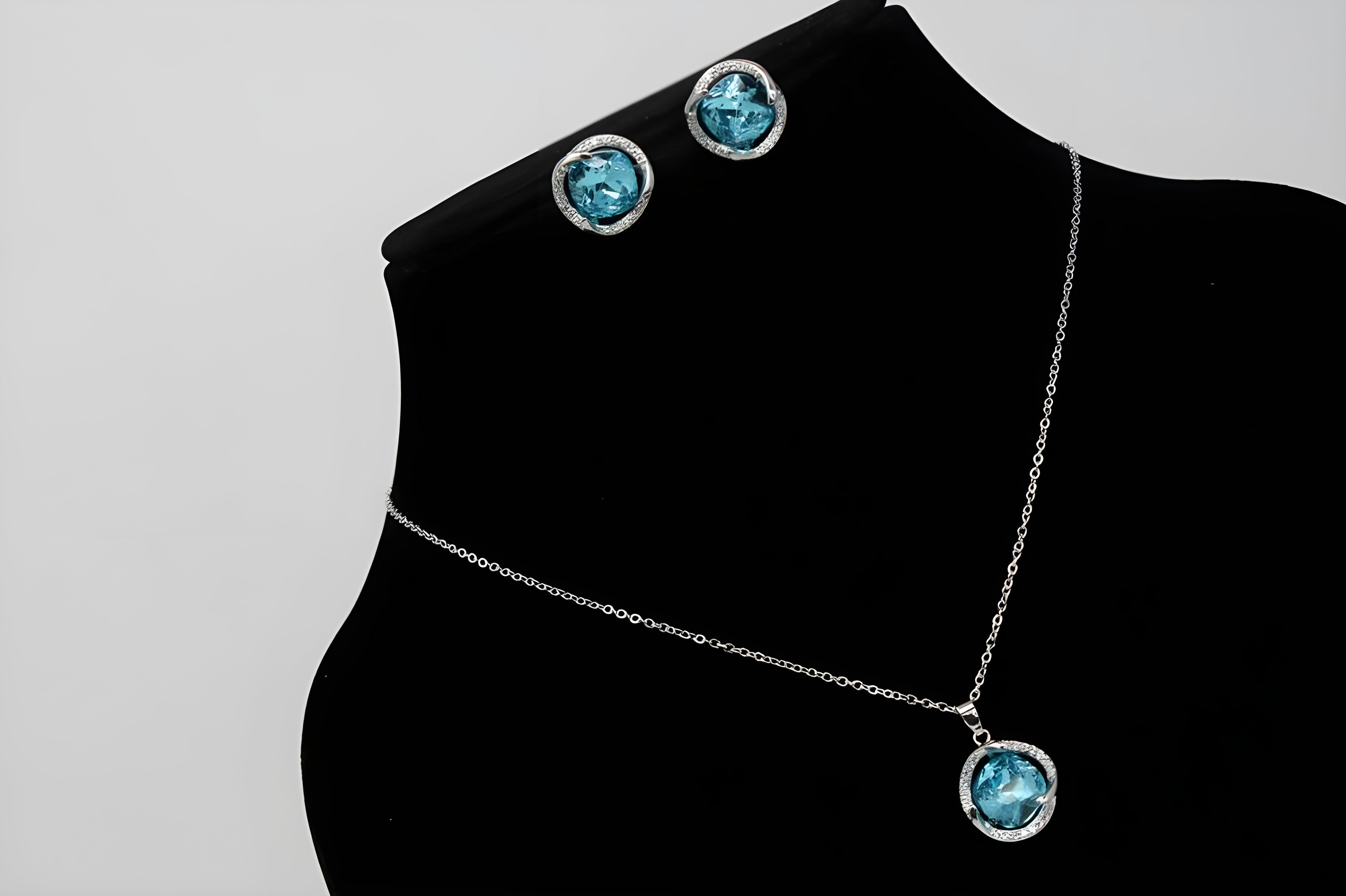 Enchanting Blue Crystal Pendant Set