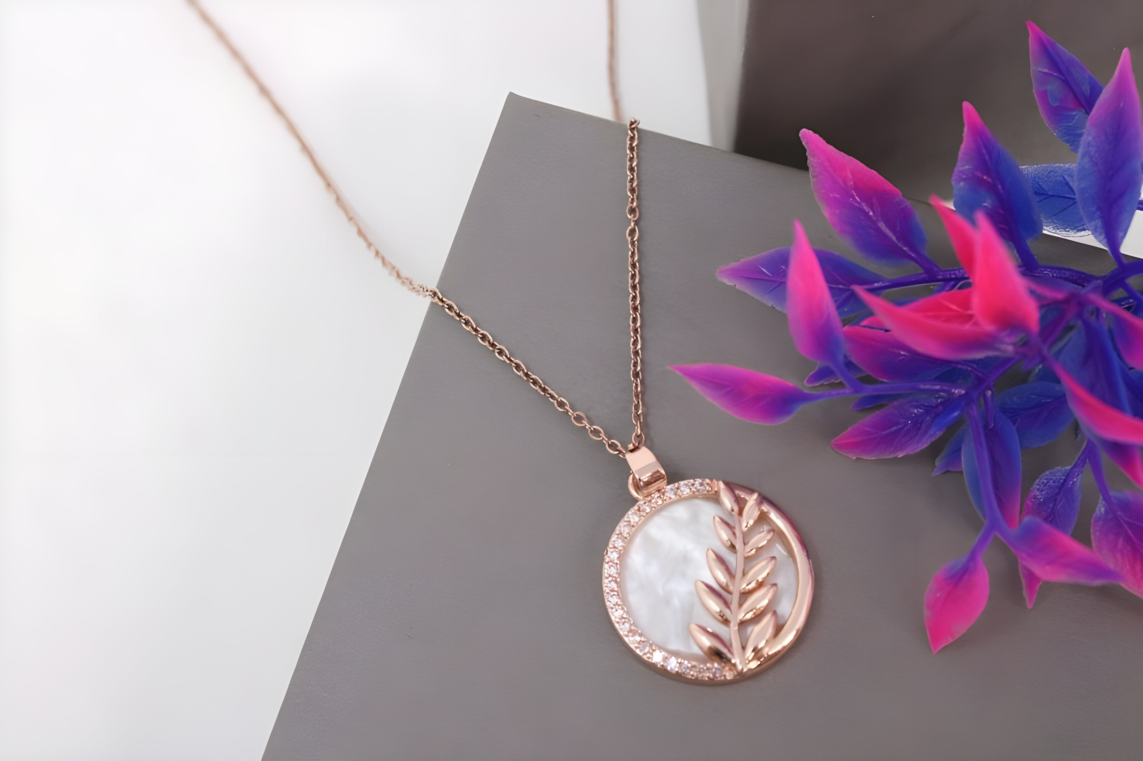 Enchanted Leaf Circle Pendant Set