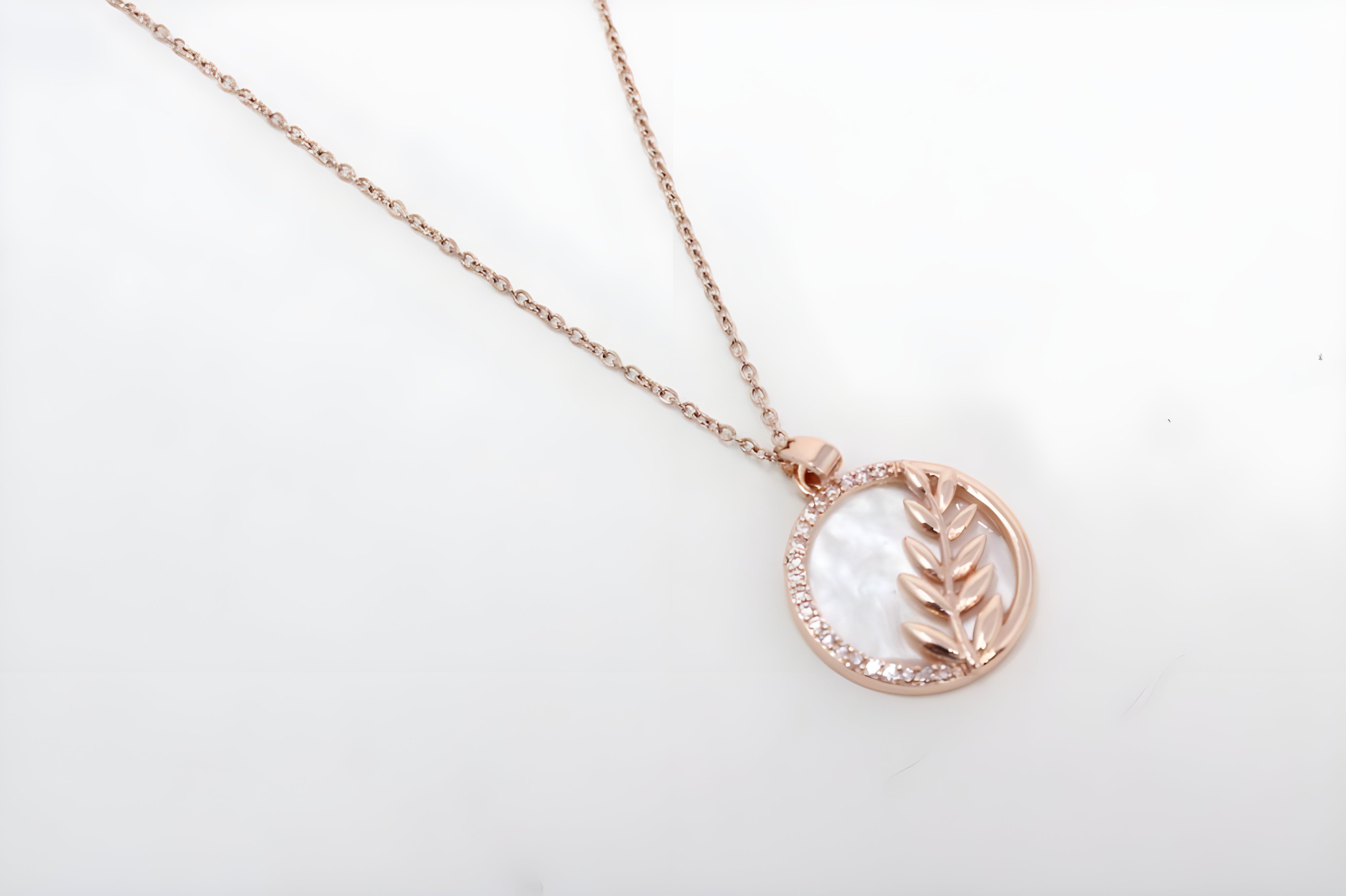 Enchanted Leaf Circle Pendant Set