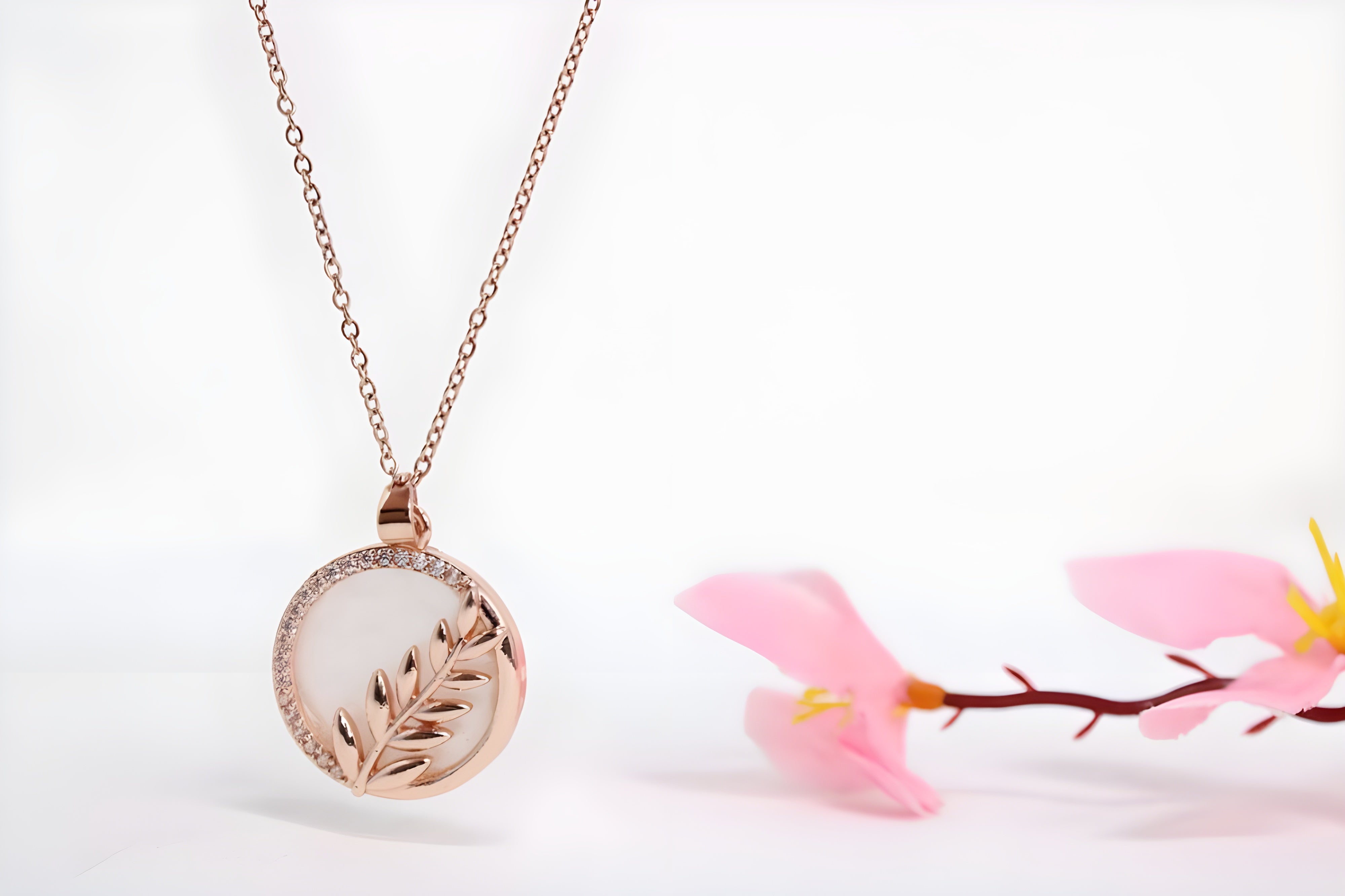 Enchanted Leaf Circle Pendant Set