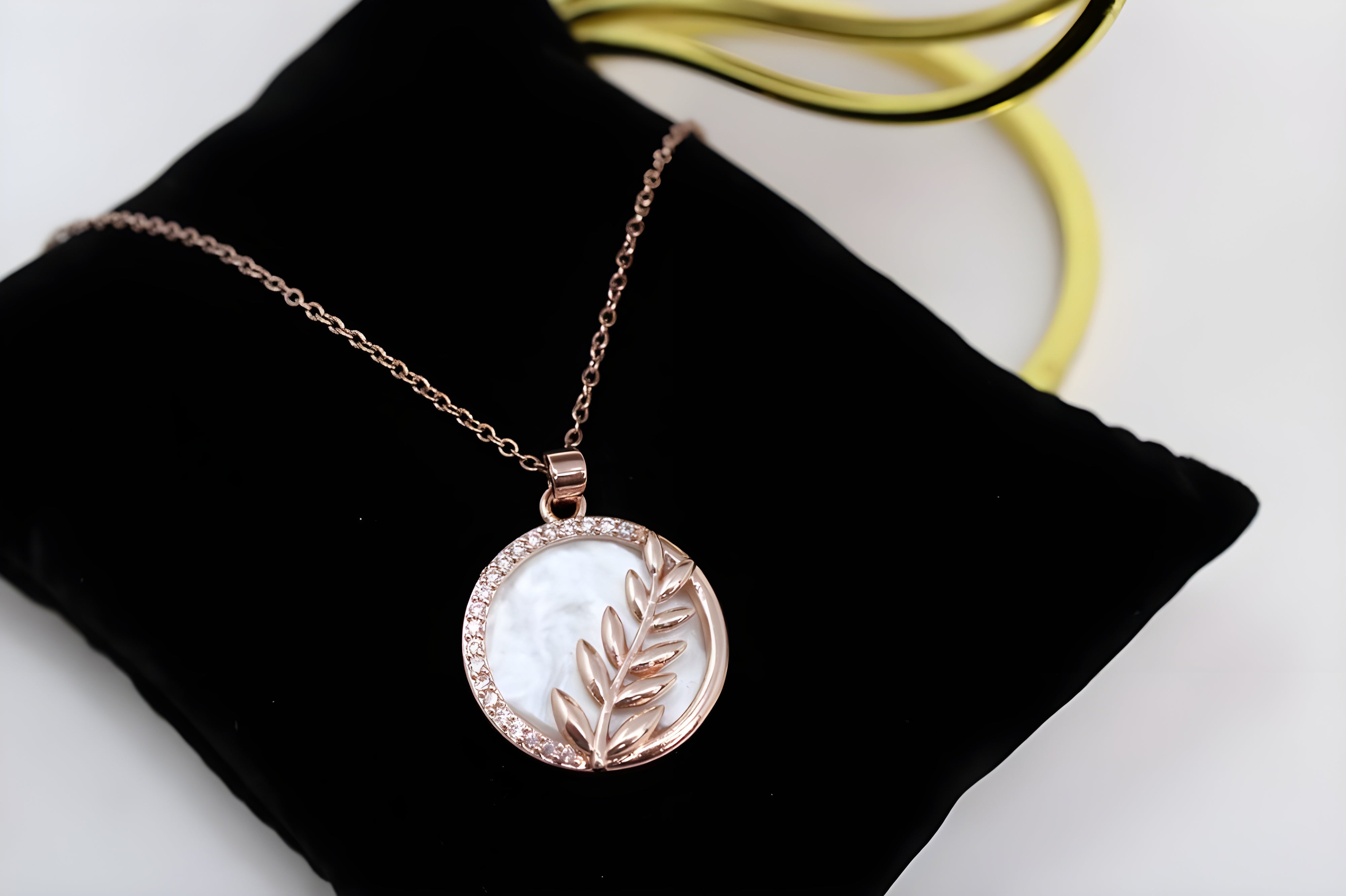 Enchanted Leaf Circle Pendant Set