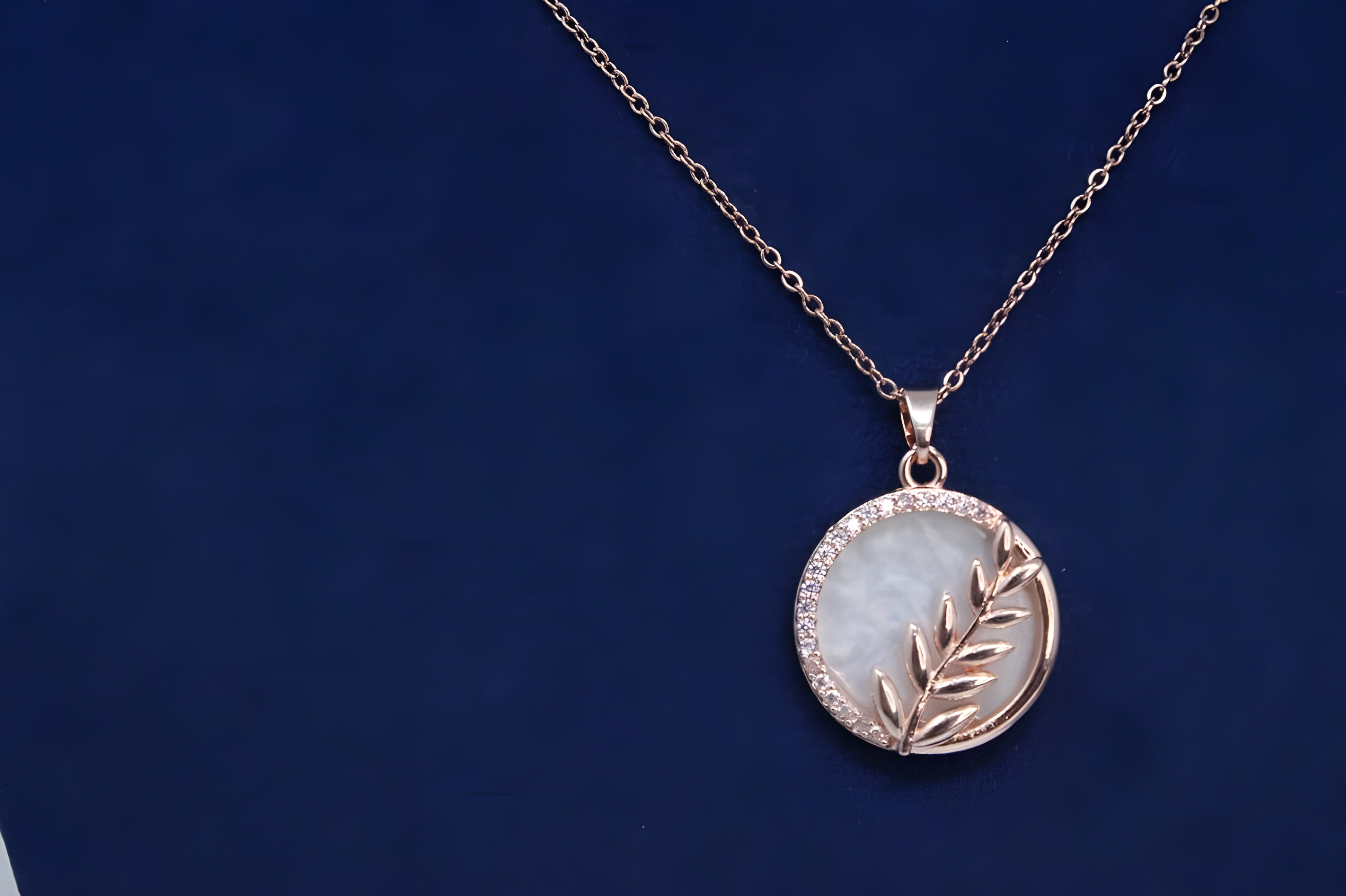 Enchanted Leaf Circle Pendant Set