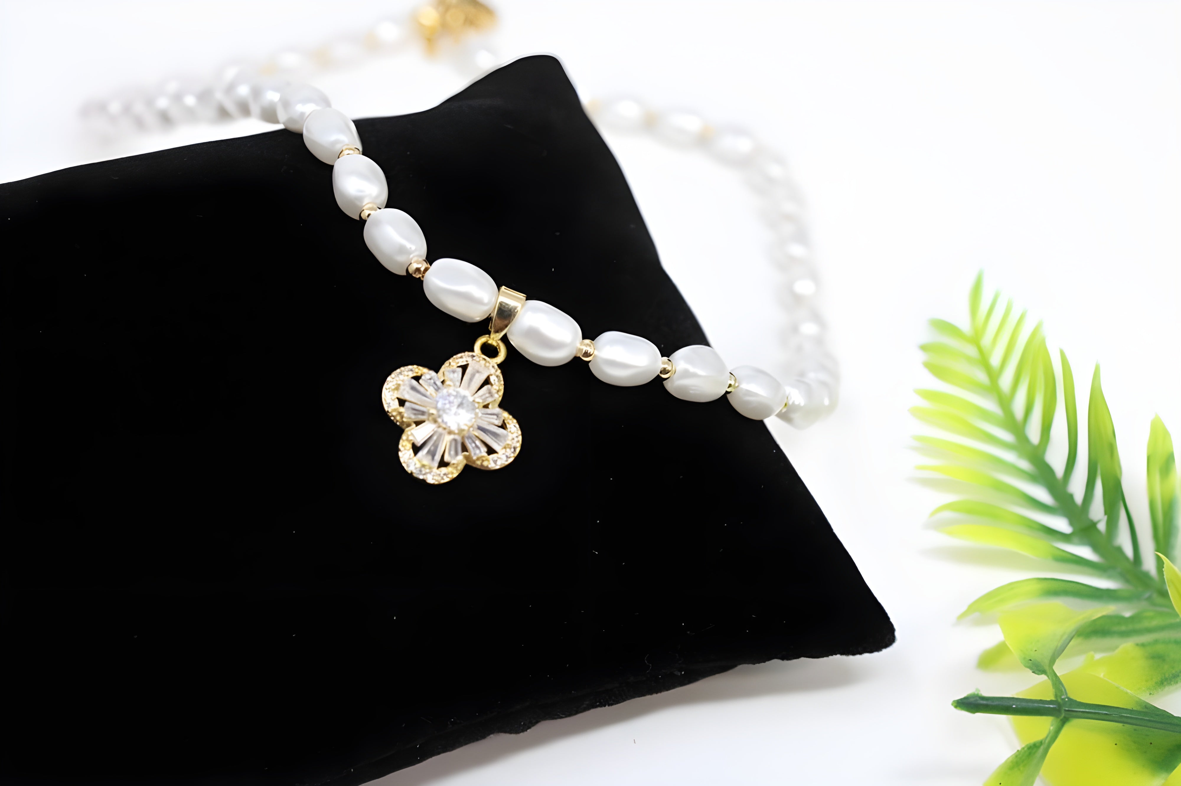 Lucky Leaf Pearl Pendant Set