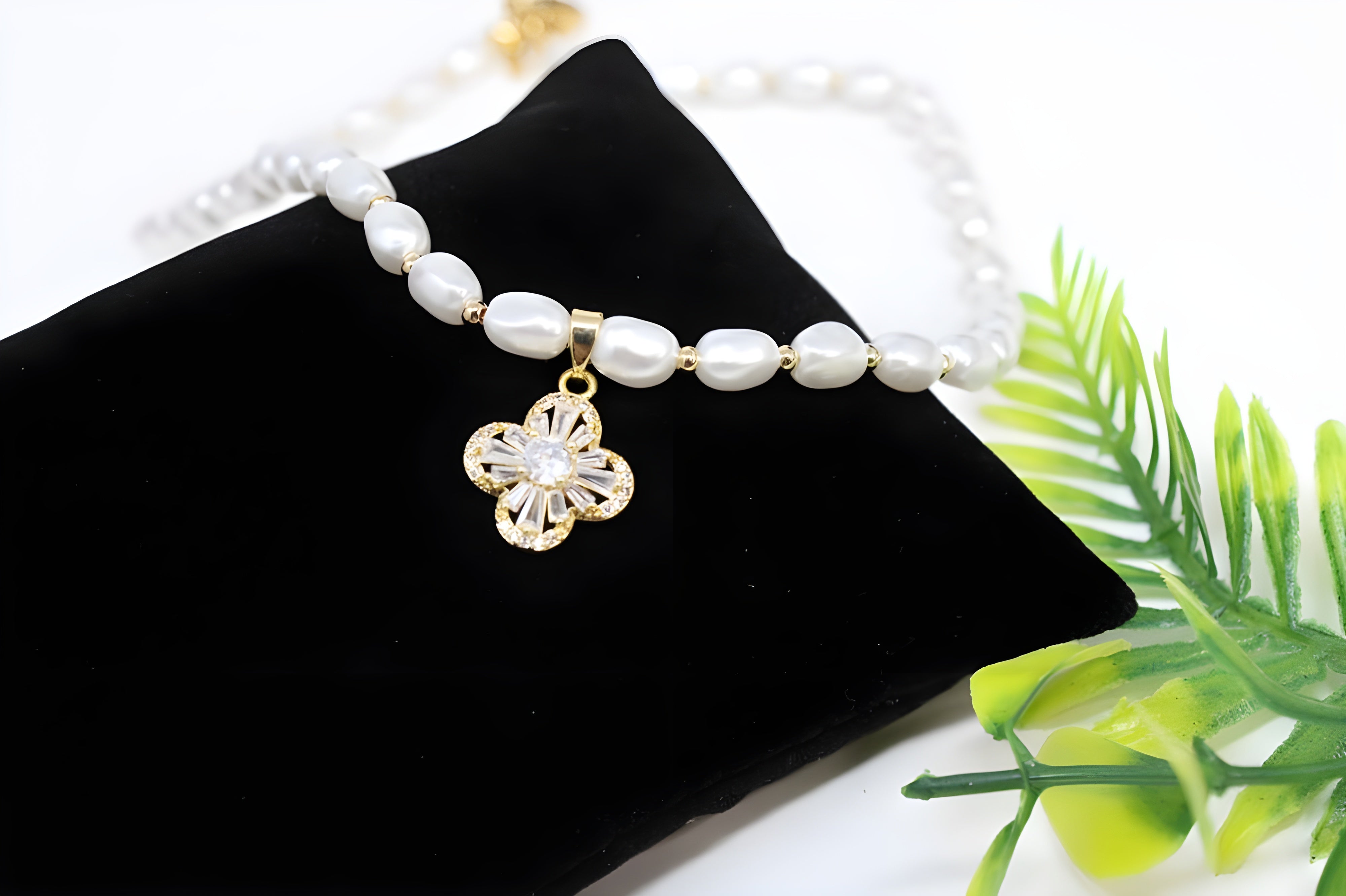 Lucky Leaf Pearl Pendant Set