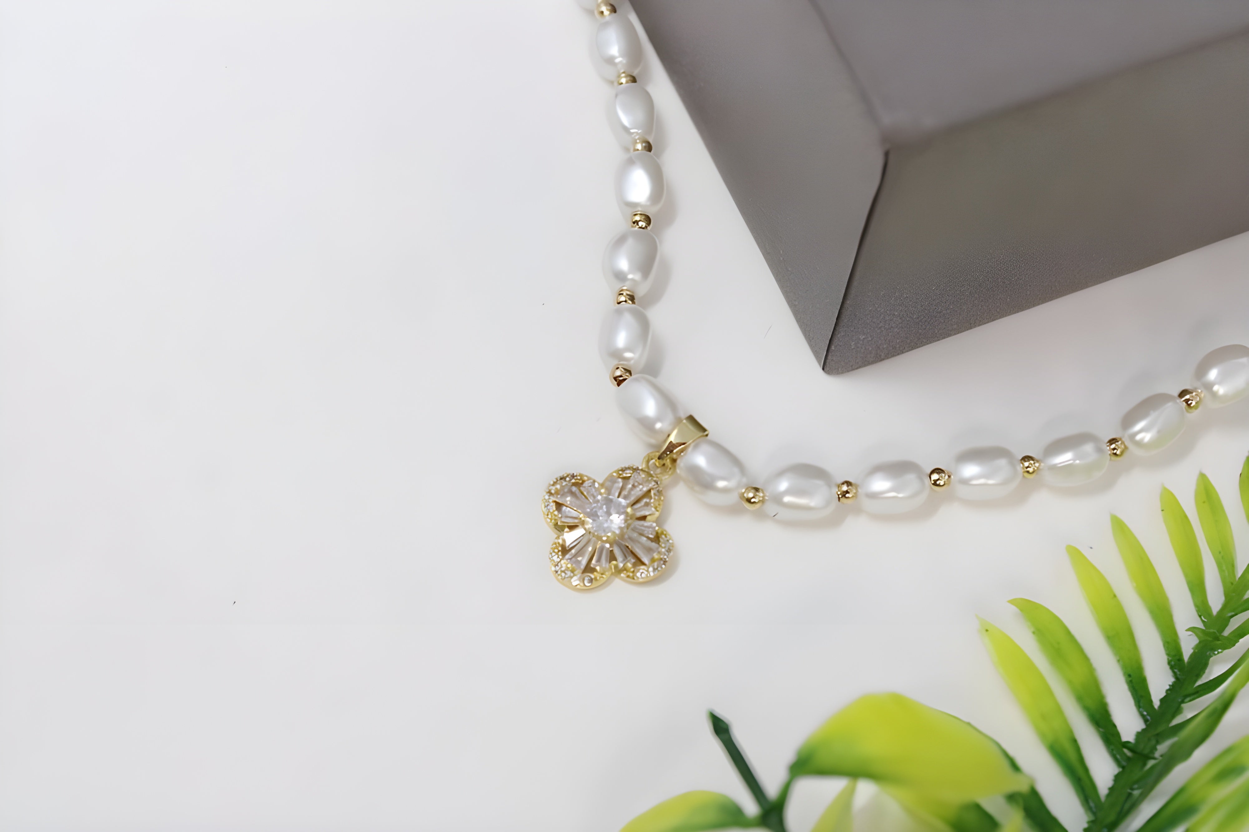 Lucky Leaf Pearl Pendant Set