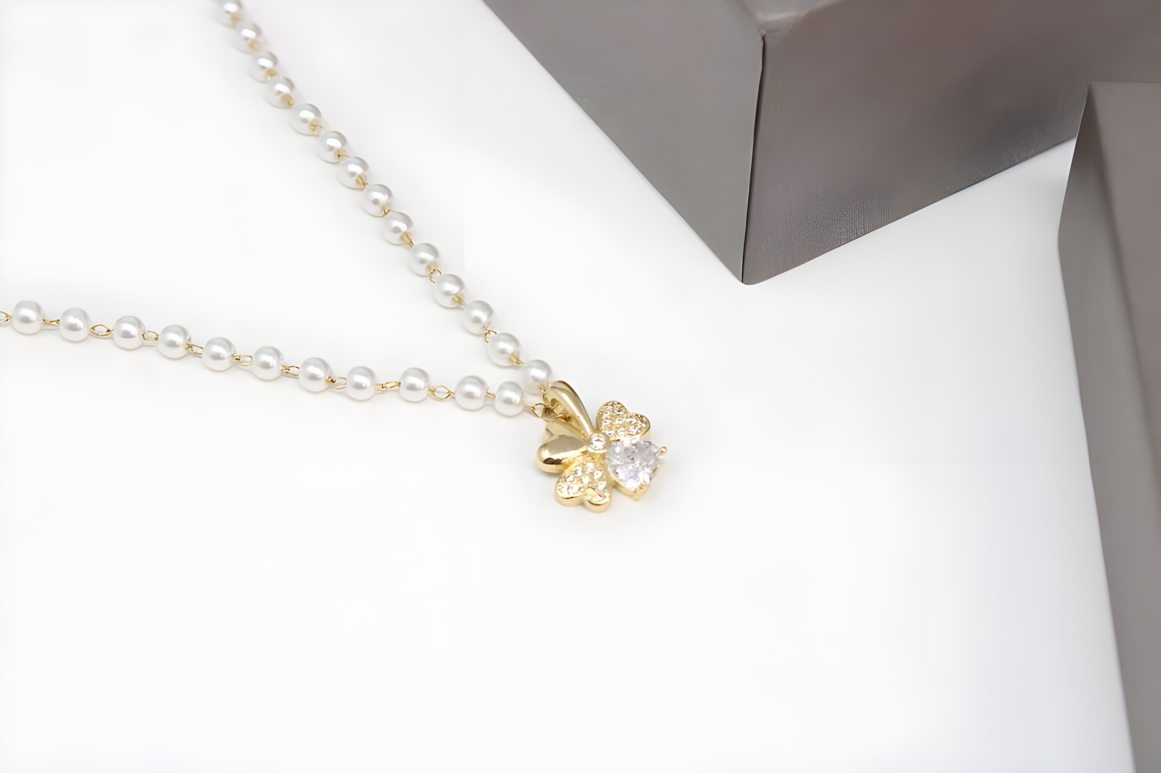 Lucky Leaf Golden Pearl Crystal Pendant Set