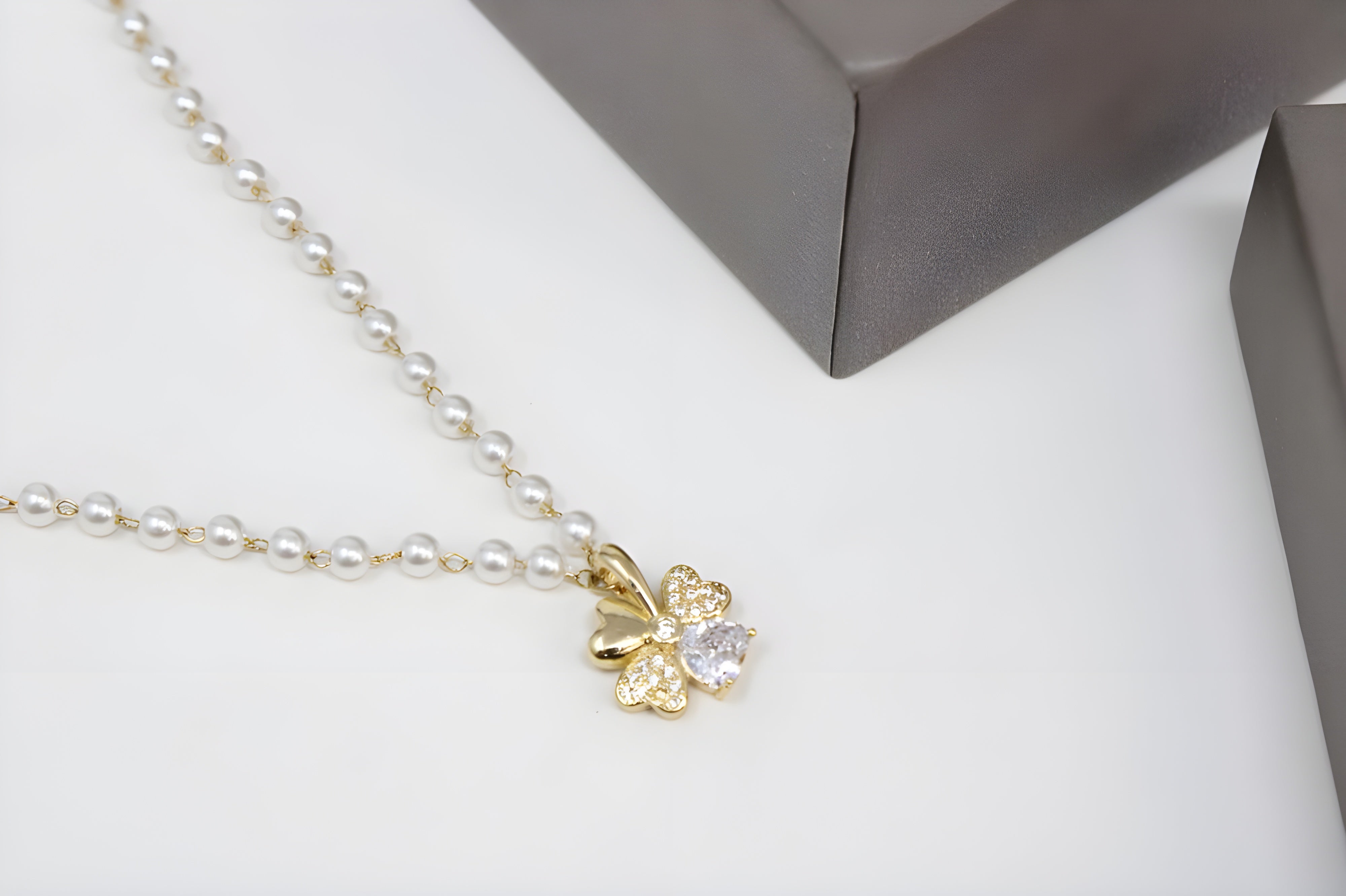 Lucky Leaf Golden Pearl Crystal Pendant Set