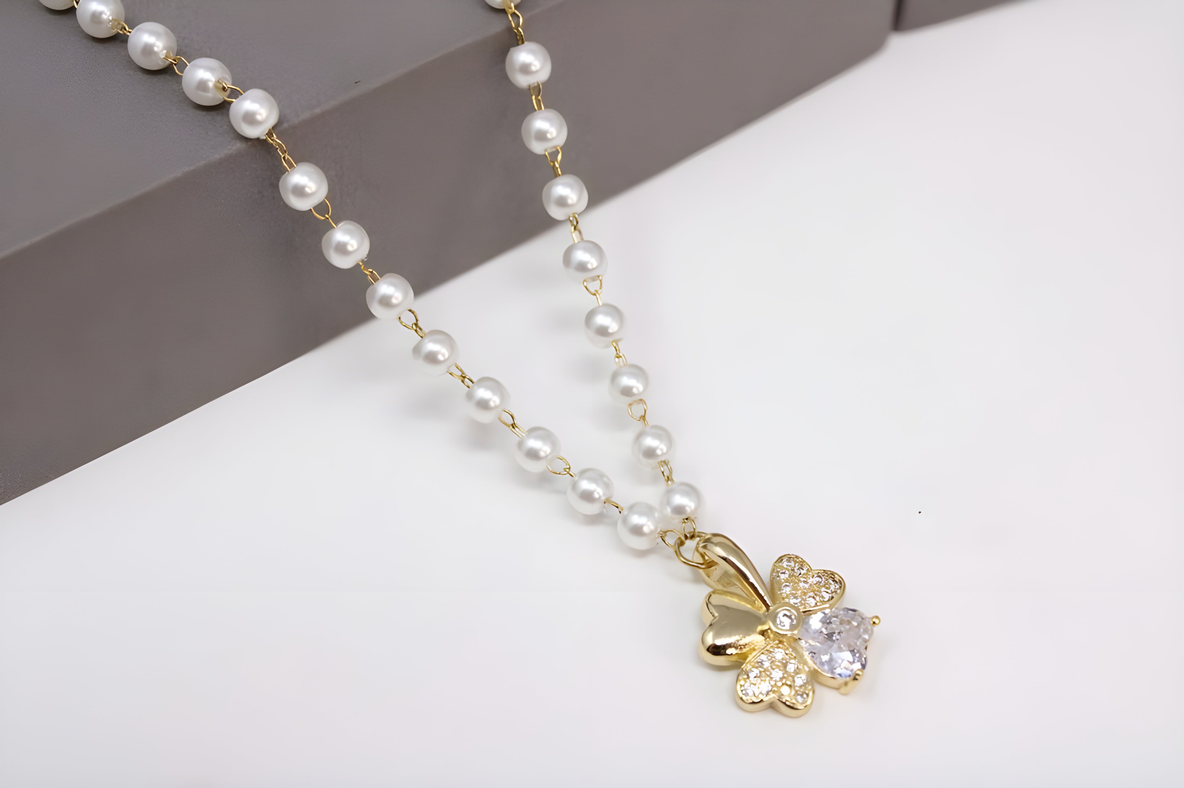 Lucky Leaf Golden Pearl Crystal Pendant Set