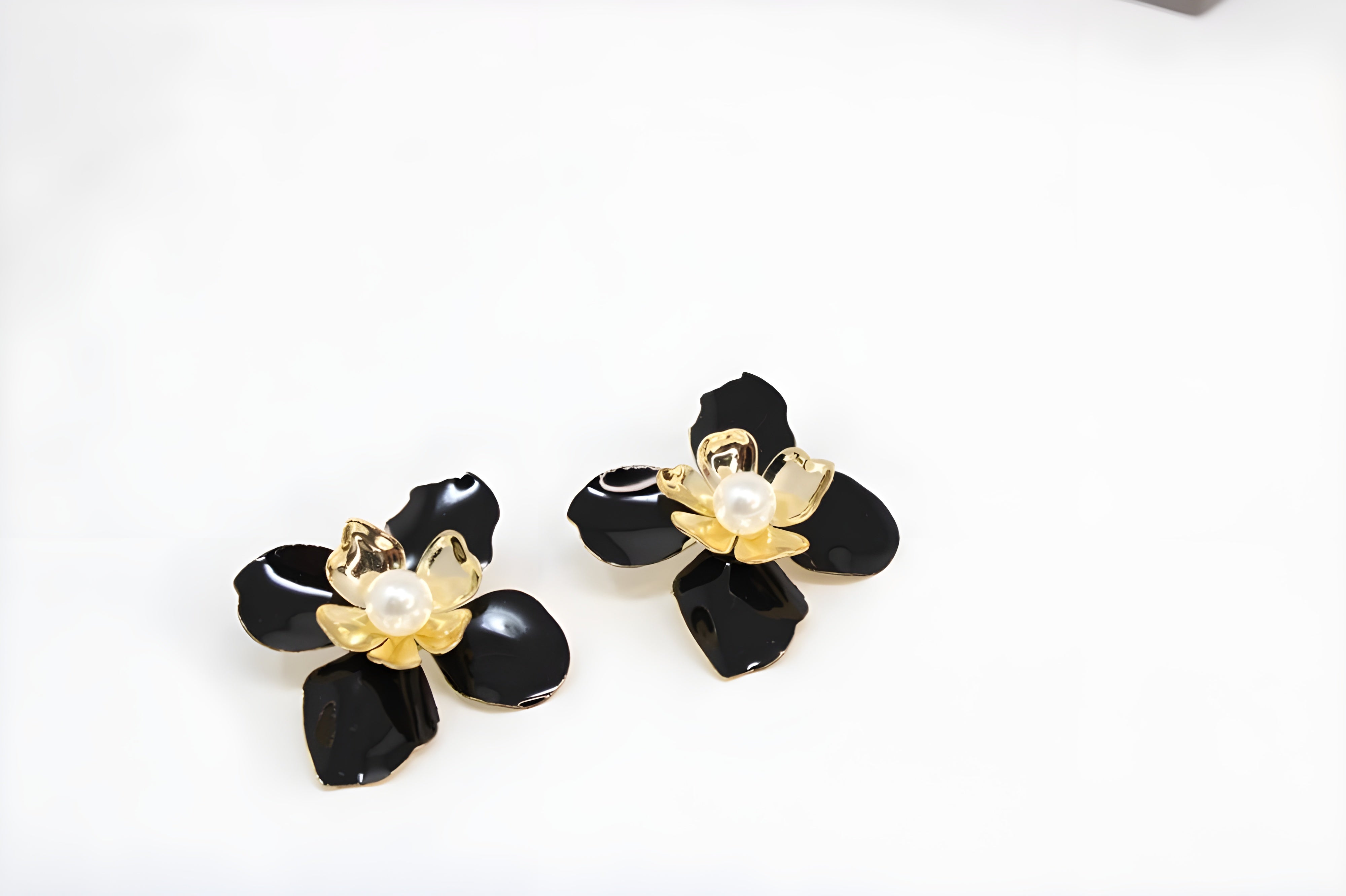 Exquisite Black Orchid Pearl Earrings with Gold Highlights