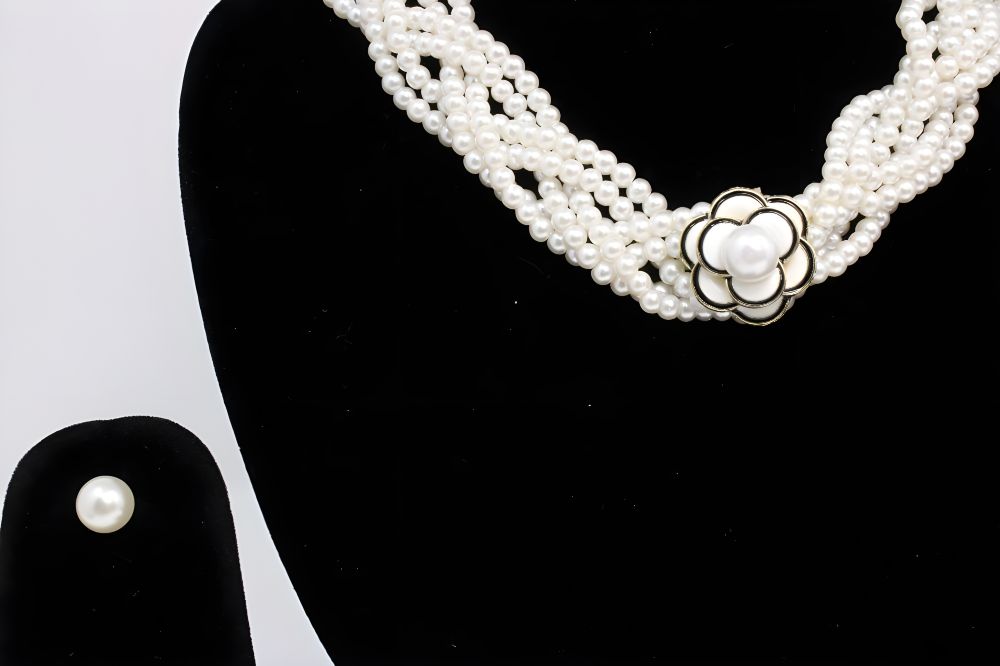 Luminescent Artificial  Pearl Necklace Set